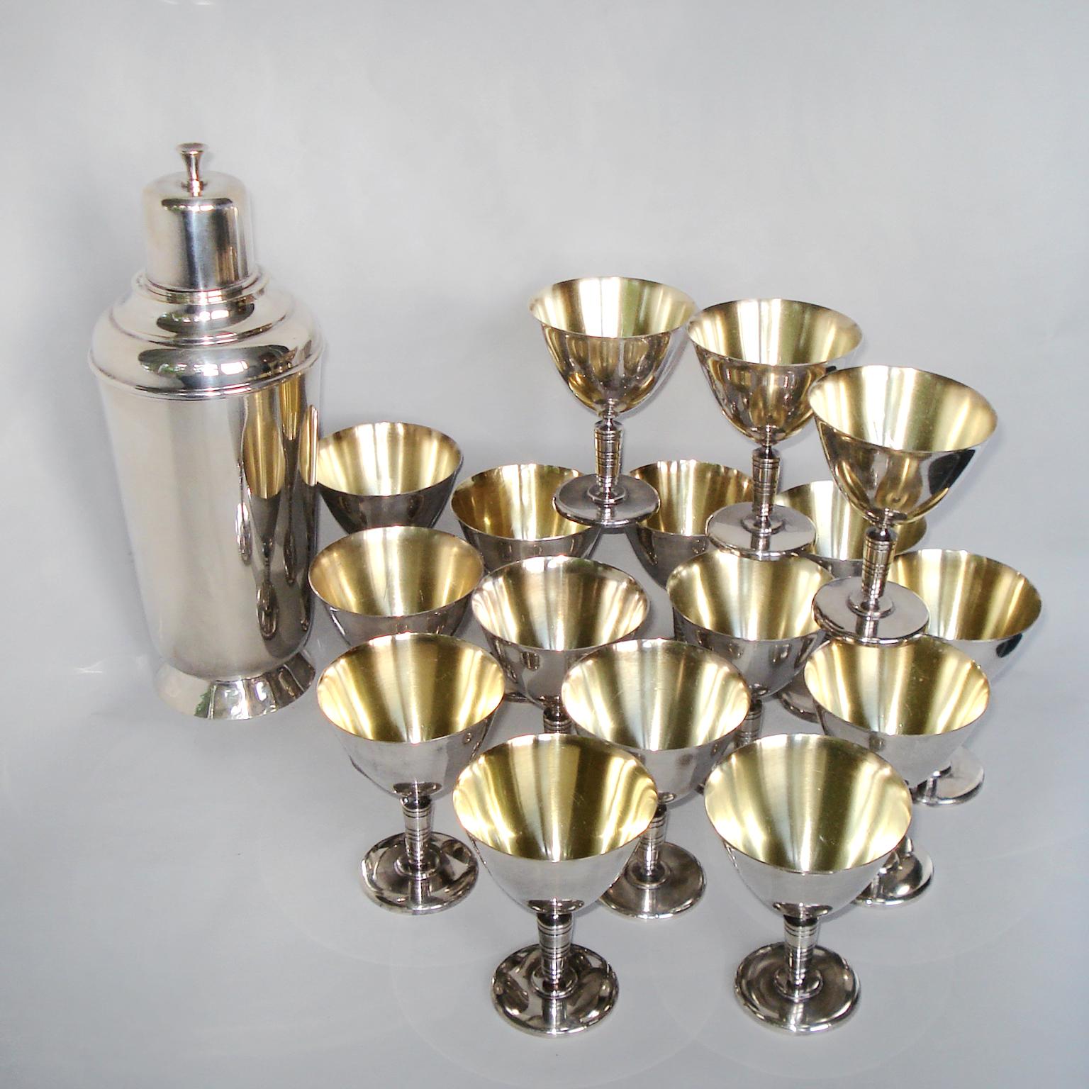Alpaga Exceptionnel shaker à cocktail Art Déco et seize gobelets à martini