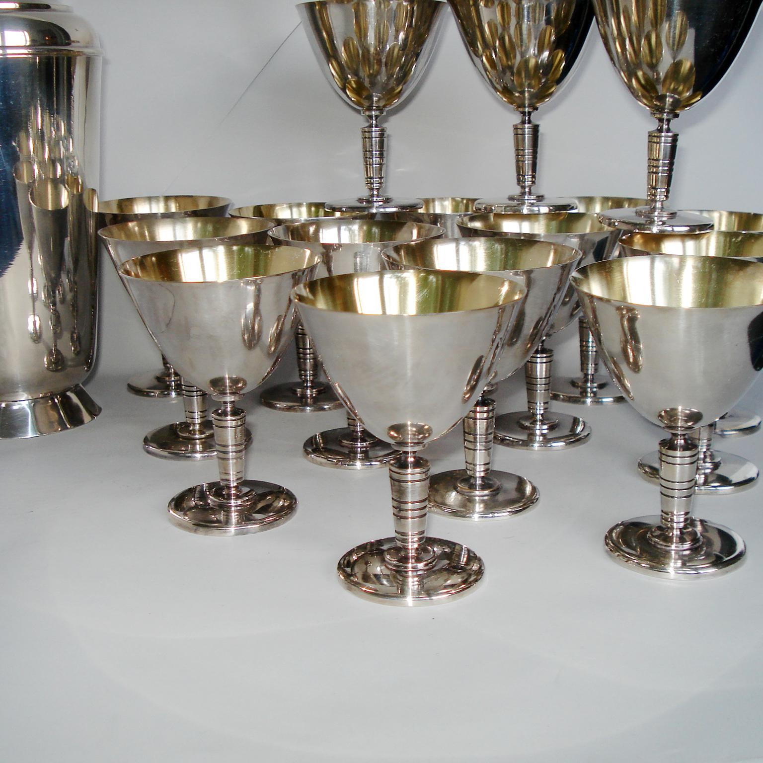 Exceptionnel shaker à cocktail Art Déco et seize gobelets à martini 1