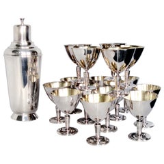Exceptionnel shaker à cocktail Art Déco et seize gobelets à martini