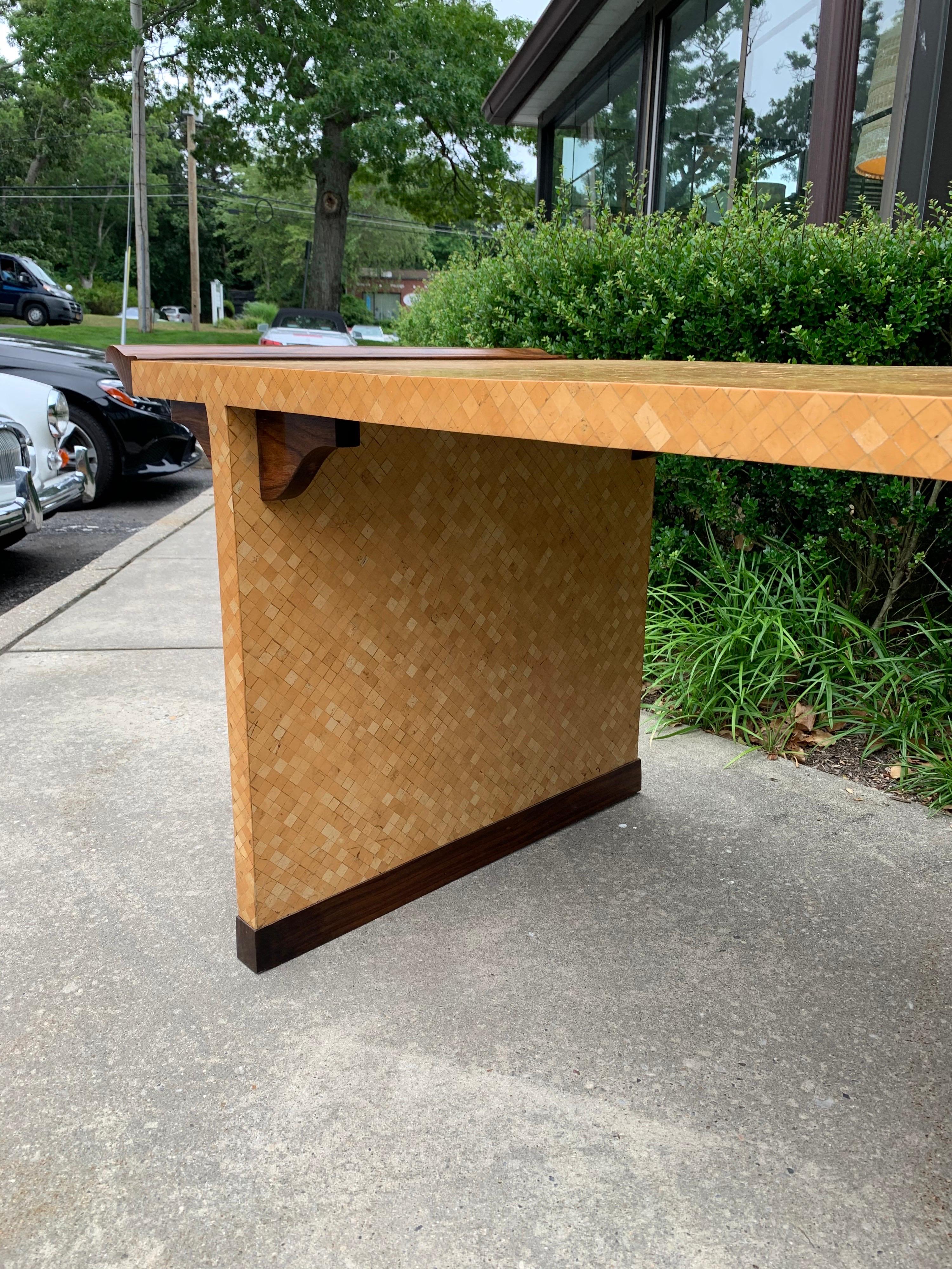 Exceptionnel bureau en placage de noix de coco avec accents en bois d'ébène Bon état - En vente à East Hampton, NY