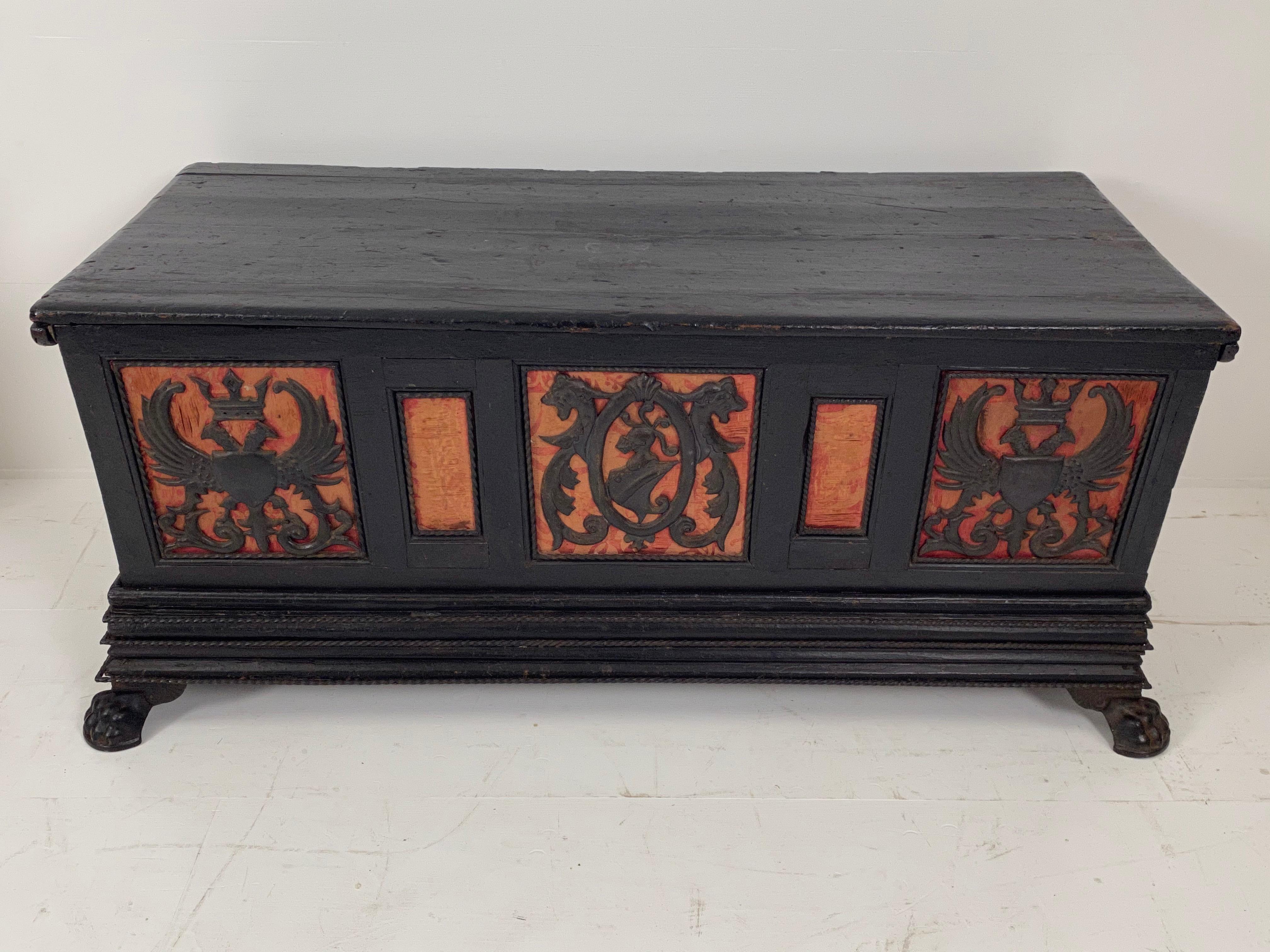 Exceptional Coffer in Wood and Combined with Textiles For Sale 3