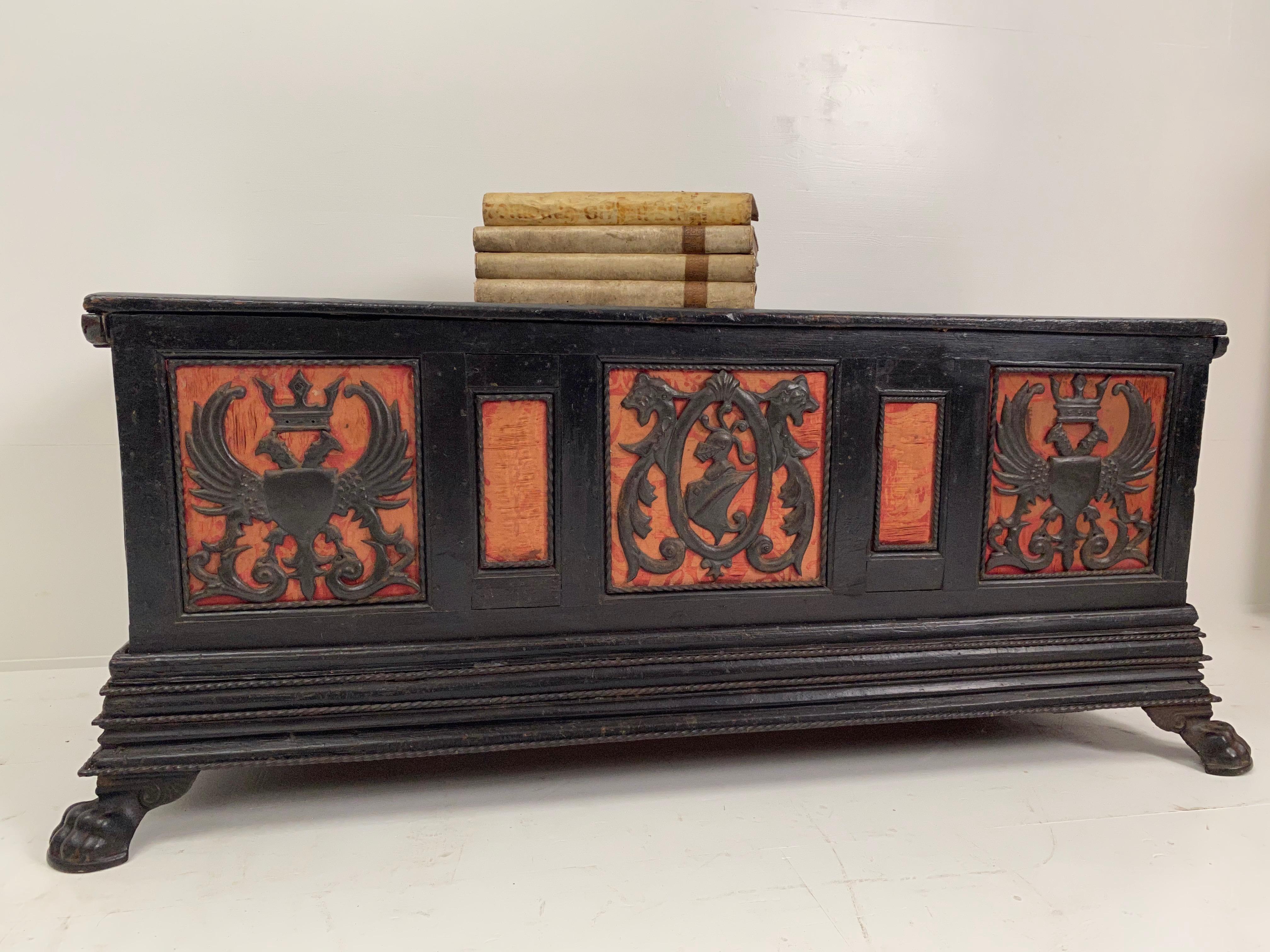 Exceptional Coffer in Wood and Combined with Textiles For Sale 7