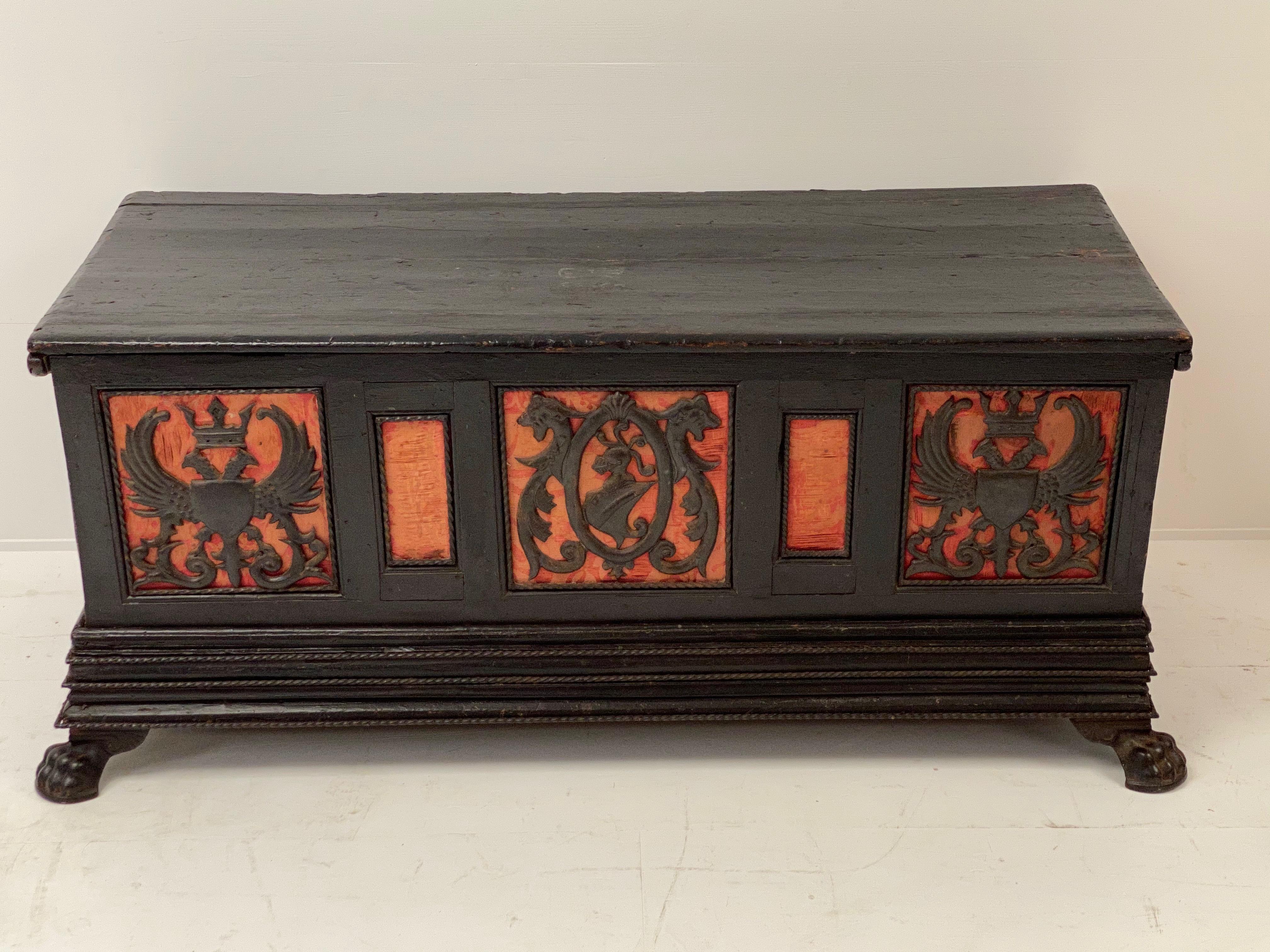 Exceptional Coffer in Wood and Combined with Textiles For Sale 2