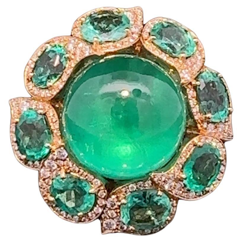 recién llegado y una pieza absolutamente excepcional, un anillo de esmeralda de extraordinaria calidad de color y brillante, en orfebrería excepcional de oro amarillo de 18 kt, similar difícil de encontrar, un cabujón de esmeralda brasileña estrella