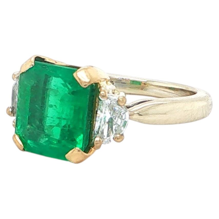 Exceptional Columbian Emerald Ring with diamonds on a Yellow Gold Ring