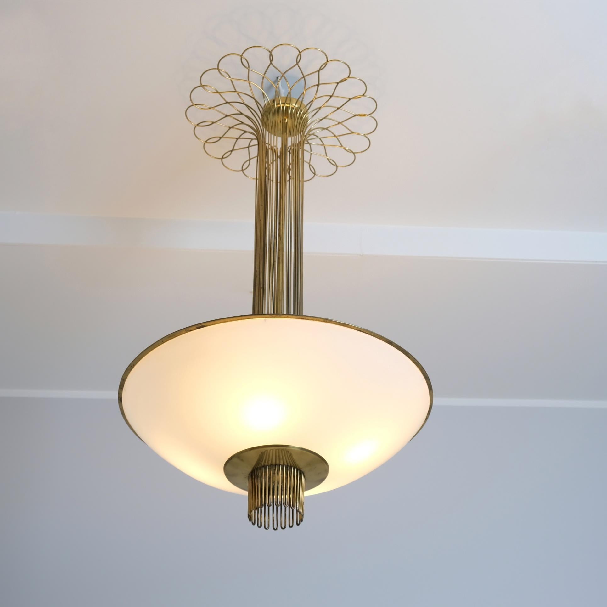Excepcional lámpara de techo Paavo Tynell de latón y cristal por encargo, Taito Años 50 Escandinavo moderno en venta