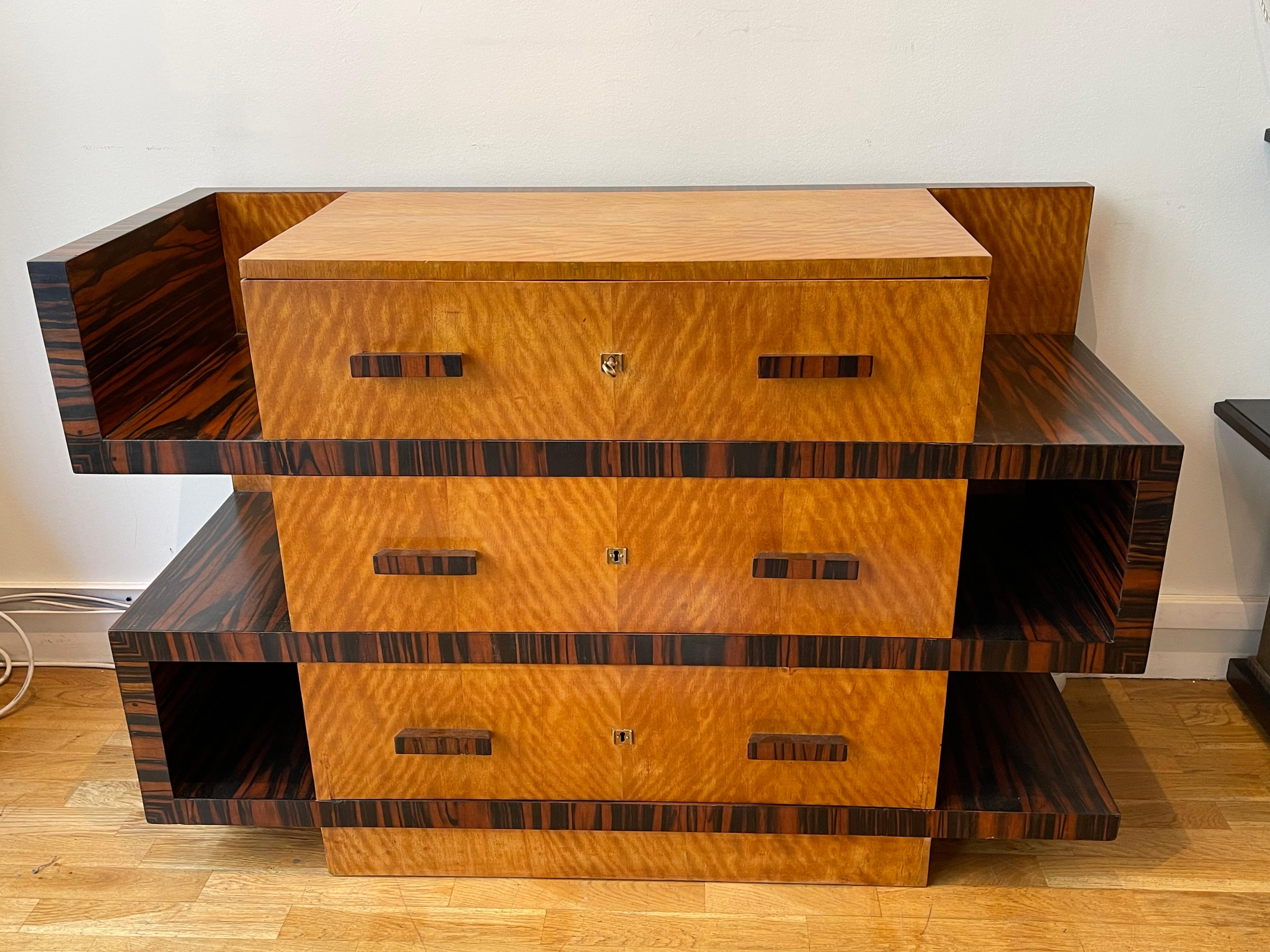 Exceptional modernist commode/chest of drawers by Jacques Adnet (1901-1984). Art Déco, France.
Macassar ebony and walnut veneer. Note : macassar ebony (diospyros celebica) is not inscribed on the Cites list of endangered species.
3 drawers with 1