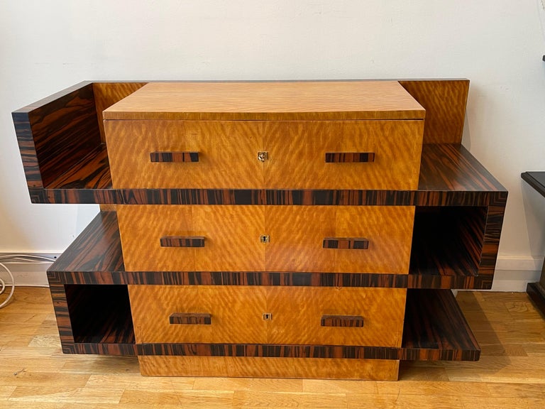 Exceptional modernist commode/chest of drawers by Jacques Adnet (1901-1984). Art Déco, France.
Macassar ebony and walnut veneer. Note : macassar ebony (diospyros celebica) is not inscribed on the Cites list of endangered species.
3 drawers with 1