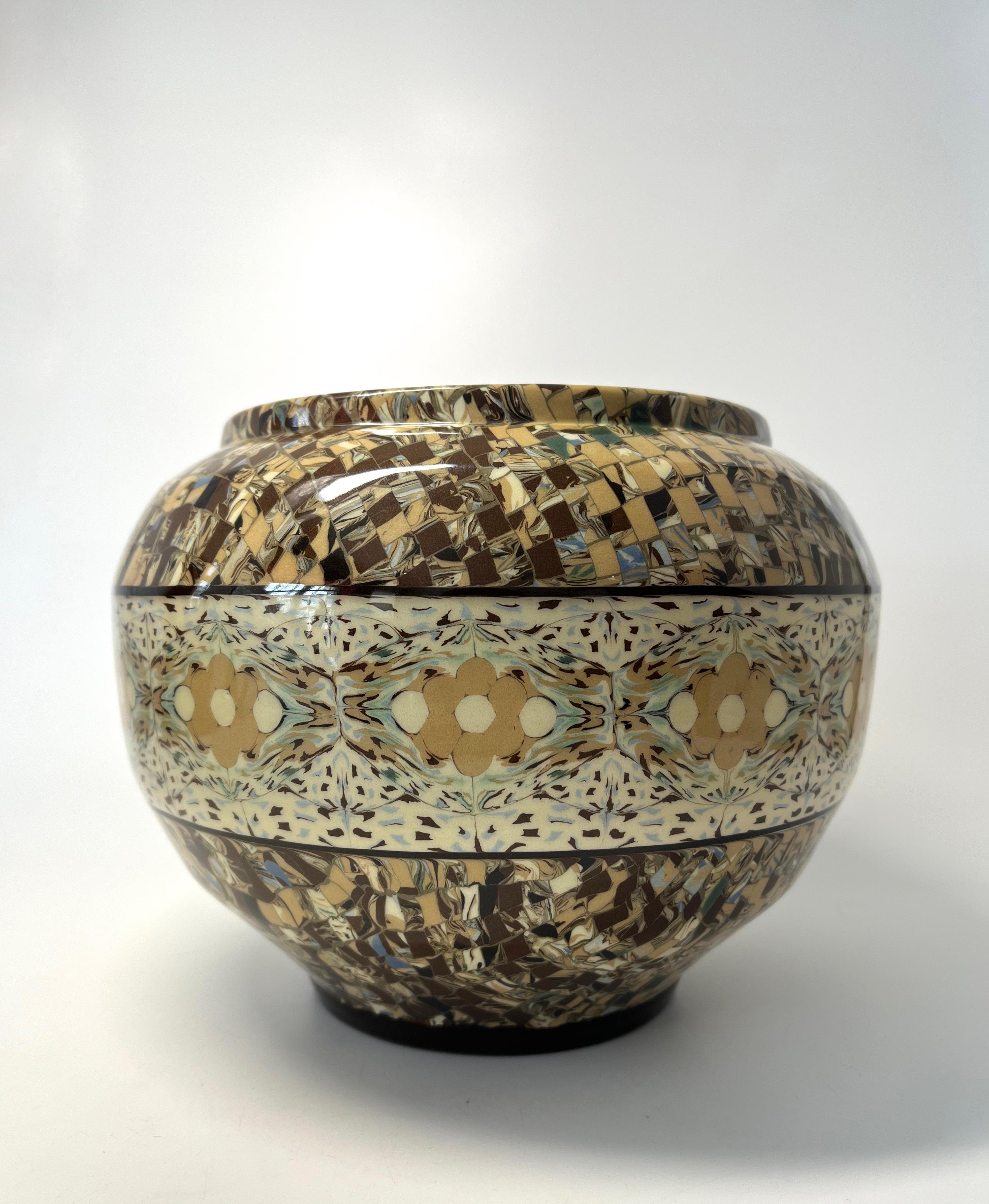 Fabuleux vase surdimensionné de Jean Gerbino pour Vallauris, France.
Créée par le maître céramiste, cette pièce de connaisseur est en parfait état.
Les couleurs sont un mélange de sable, de crème, de moka et de verts les plus pâles.
Circa