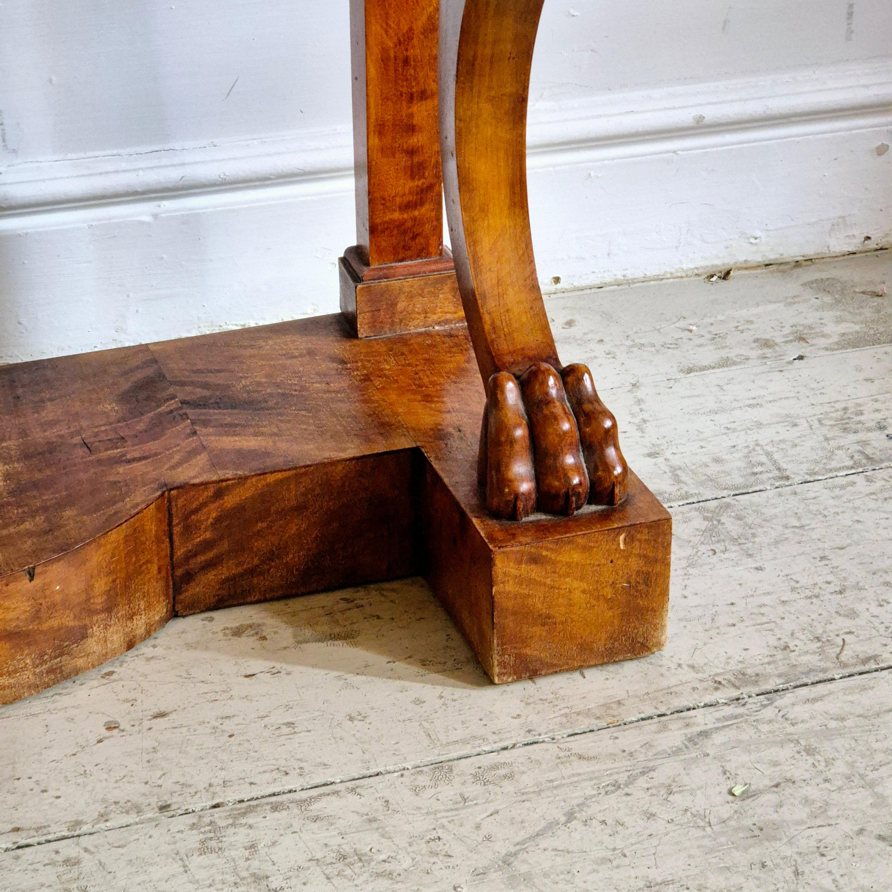 Außergewöhnliche Konsole aus alderfurnier, Empire/Karl Johan, Schweden frühe 1800er Jahre (Holz) im Angebot