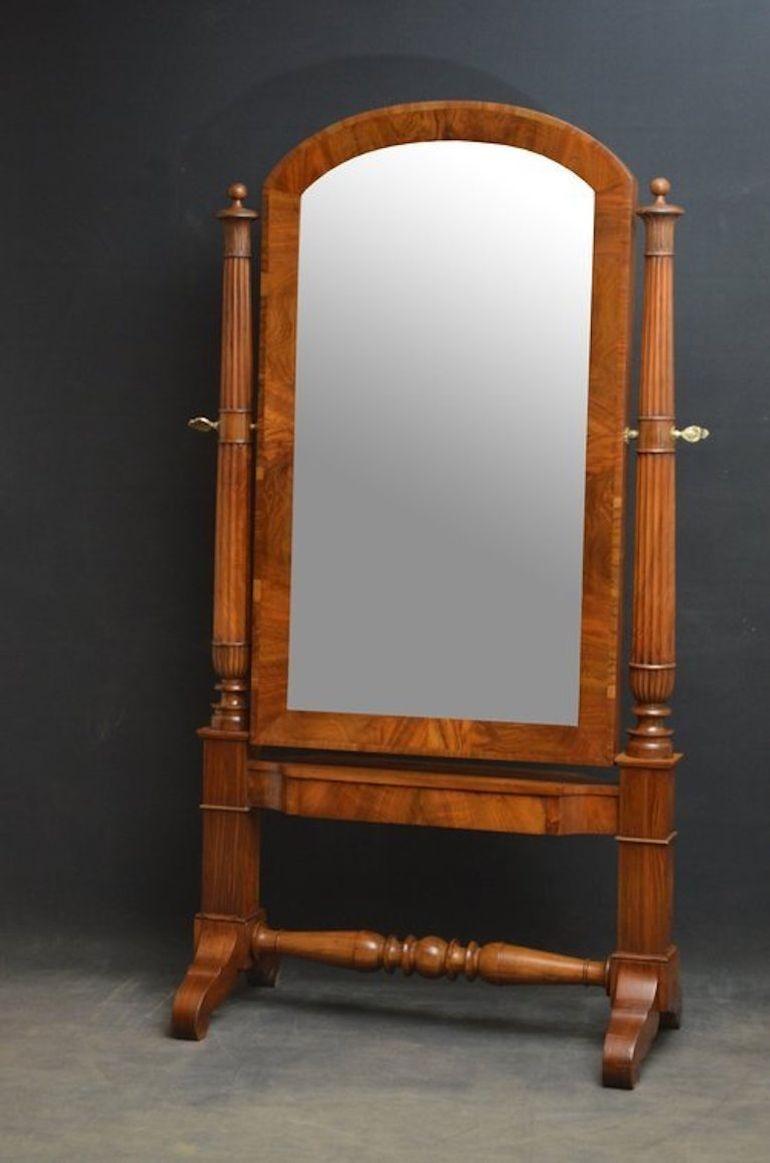Sn3697 Miroir chevaleresque en bois d'olivier de qualité et très élégant, avec plaque de miroir d'origine dans un cadre arqué et figuré soutenu par des montants effilés et cannelés avec une décoration finement sculptée sur le dessus, se terminant