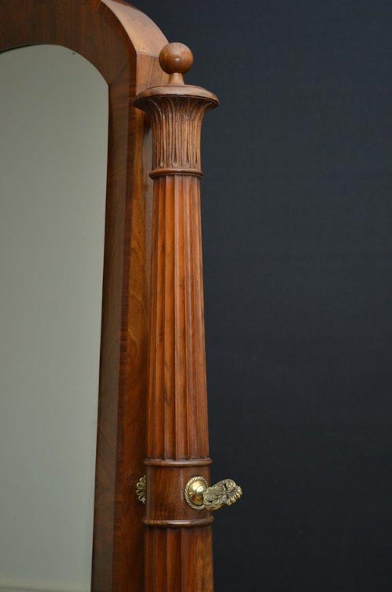 Exceptionnel miroir chevalière continental en bois d'olivier Bon état - En vente à Whaley Bridge, GB