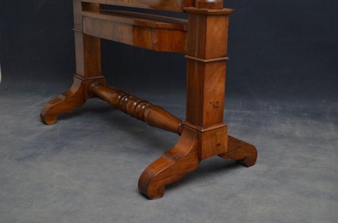 Exceptionnel miroir chevalière continental en bois d'olivier en vente 1