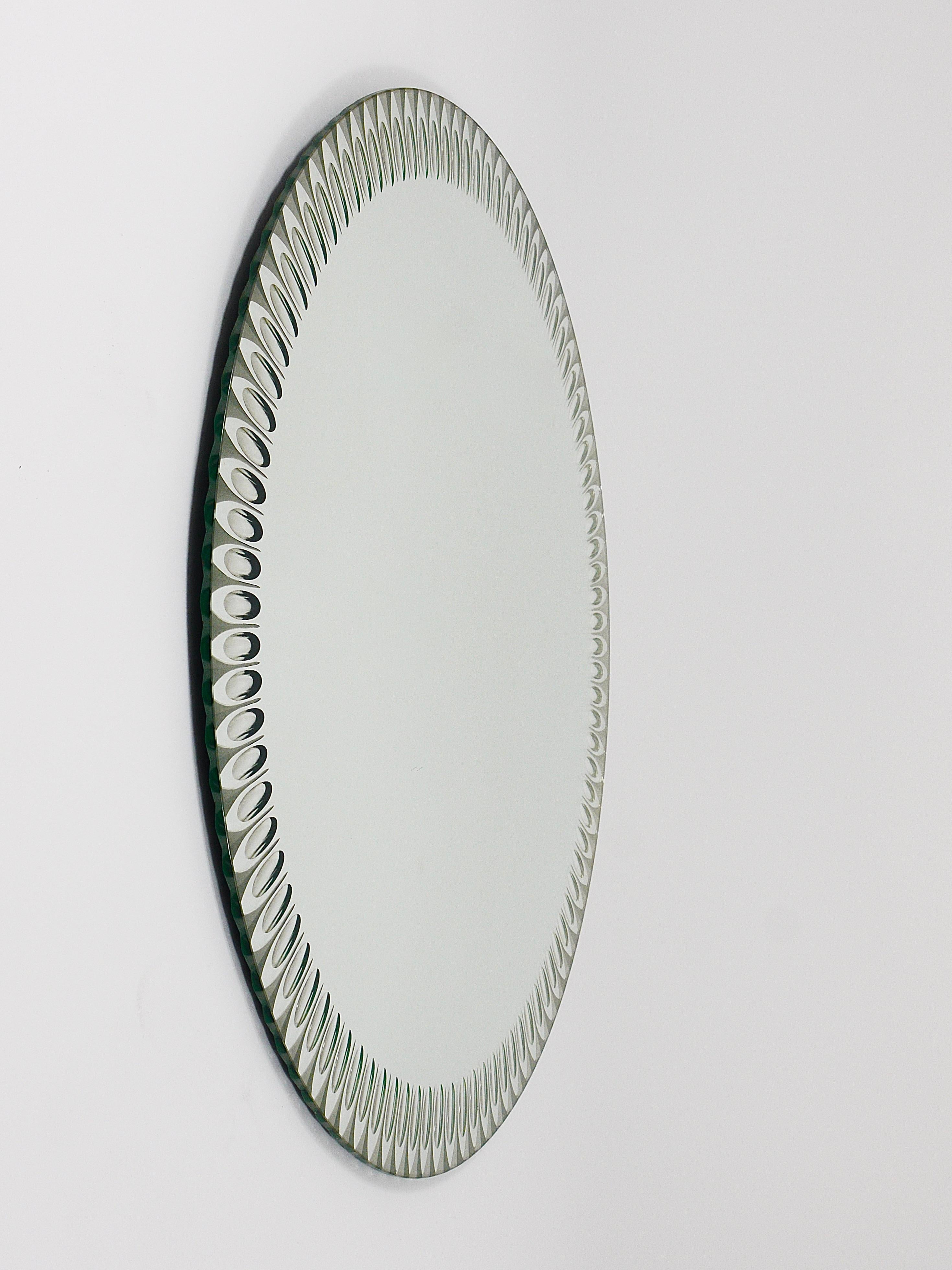 Außergewöhnlicher Cristal Arte Optischer Effekt Facettierter Runder Wandspiegel, Italien, 1960er Jahre im Angebot 3