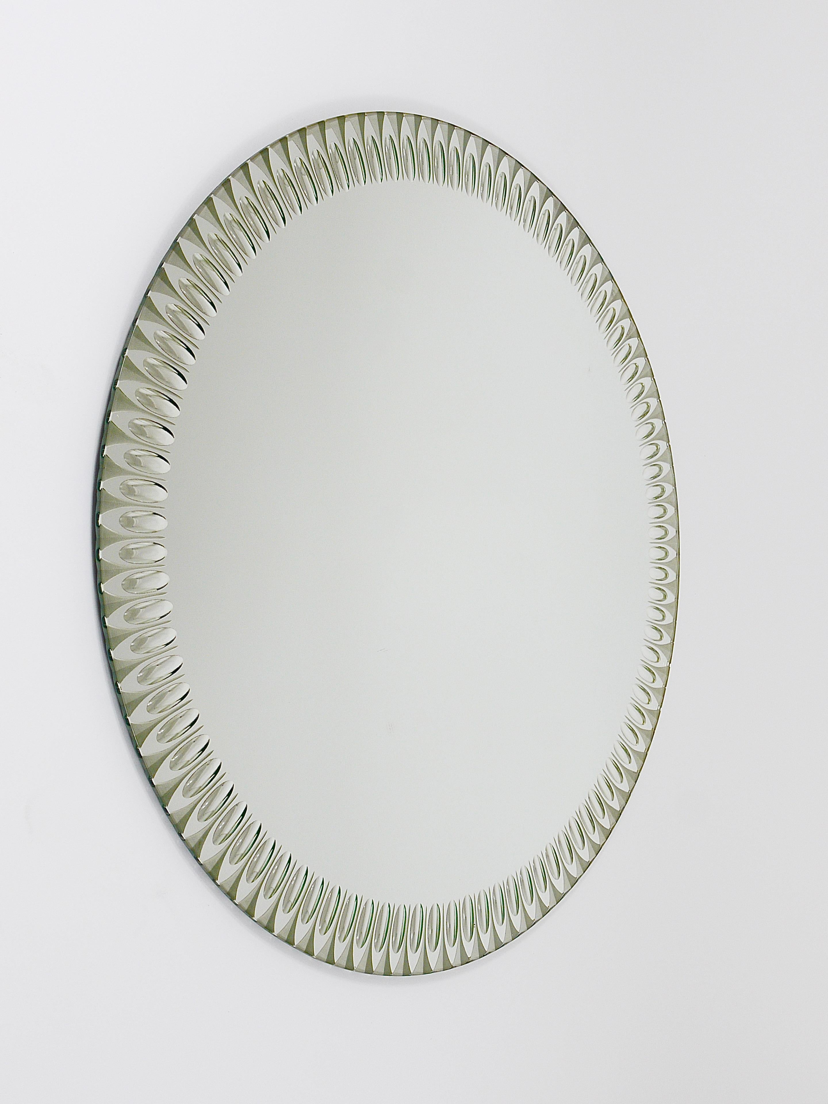 Außergewöhnlicher Cristal Arte Optischer Effekt Facettierter Runder Wandspiegel, Italien, 1960er Jahre (Italienisch) im Angebot