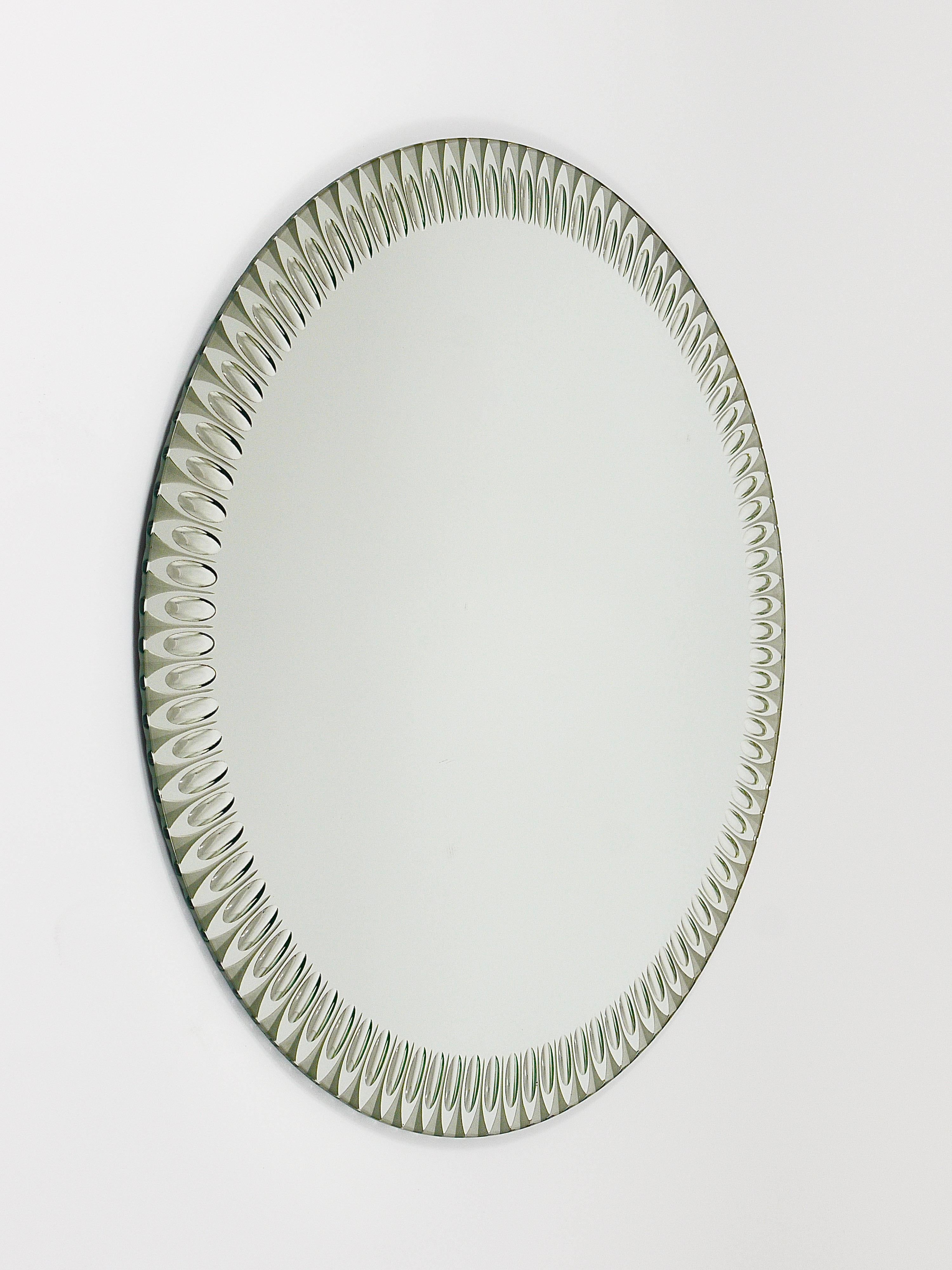Außergewöhnlicher Cristal Arte Optischer Effekt Facettierter Runder Wandspiegel, Italien, 1960er Jahre (20. Jahrhundert) im Angebot