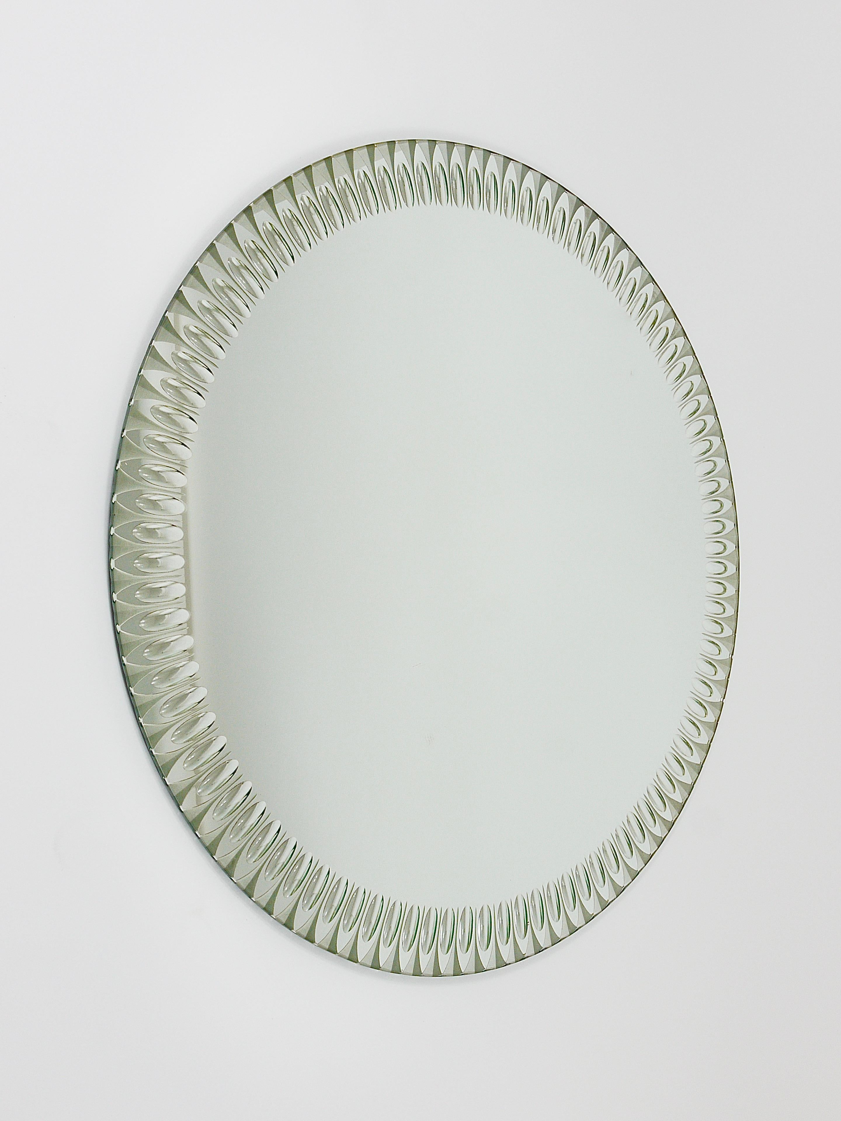 Außergewöhnlicher Cristal Arte Optischer Effekt Facettierter Runder Wandspiegel, Italien, 1960er Jahre im Angebot 1