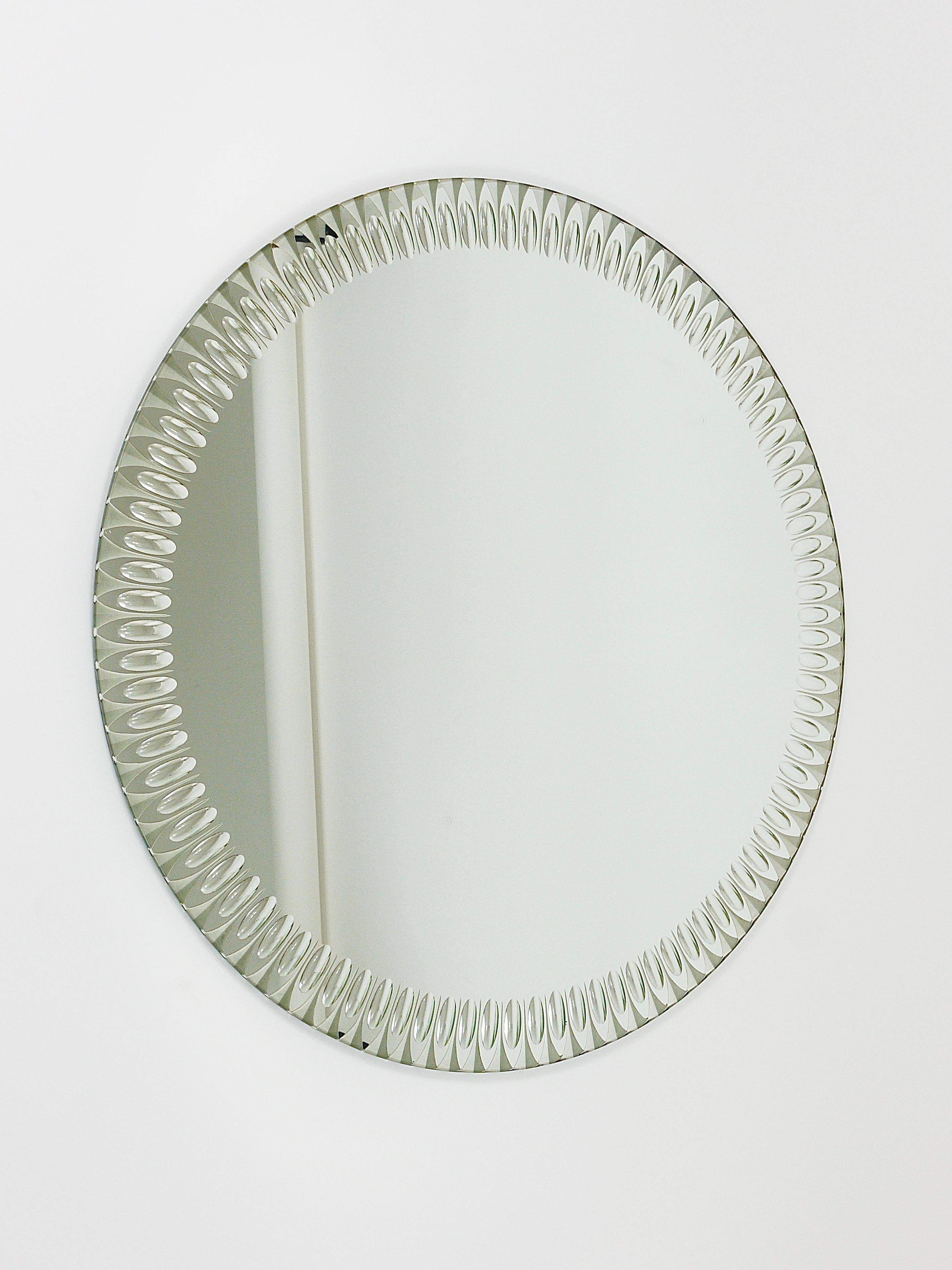 Außergewöhnlicher Cristal Arte Optischer Effekt Facettierter Runder Wandspiegel, Italien, 1960er Jahre im Angebot 2