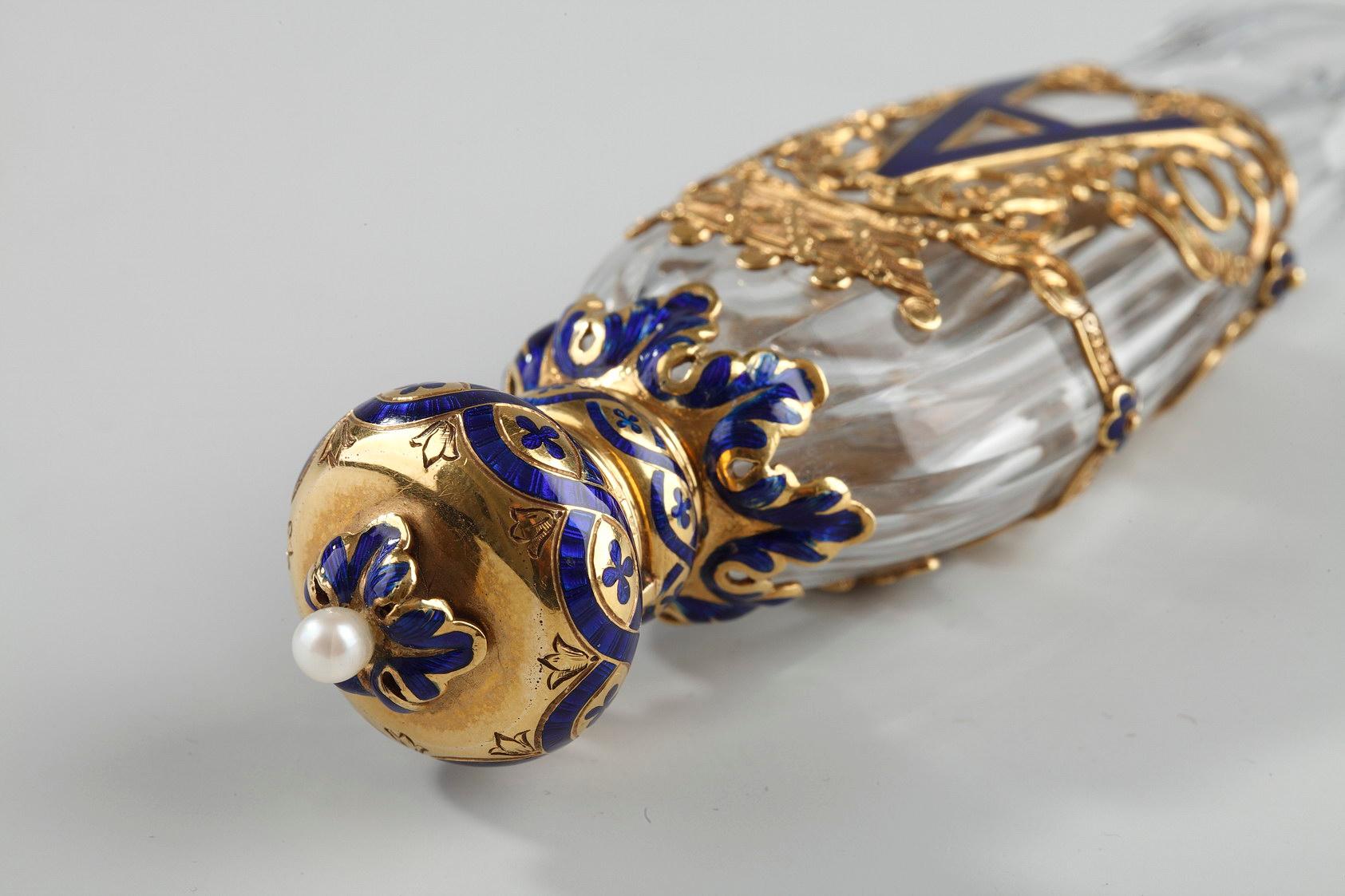Napoléon III Exceptionnel  Flask en cristal avec boîte en or émaillé, fin du 19ème siècle en vente