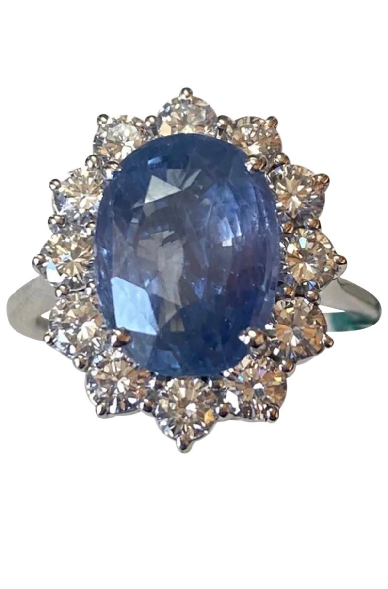 So beautiful piece!! Magnificent flower design, Kate Middleton style , with Ceylon sapphire, top quality for color and clarity, very rare stone, and round brilliant cut diamonds 💎 ct 1,27 G/VS. 
Handmade by Italian goldsmith  artisan . Excellent