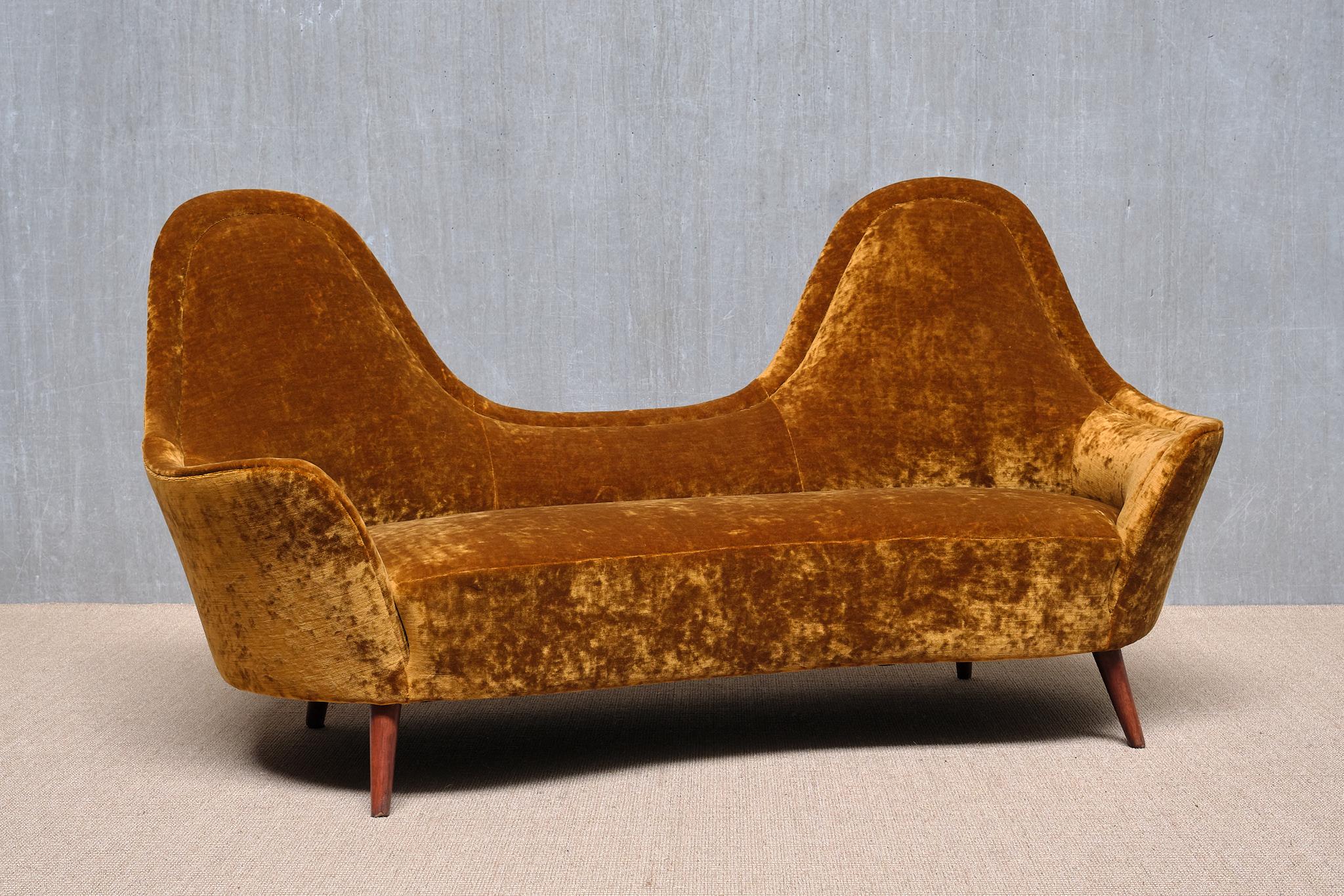 Ce canapé deux places exceptionnel a été conçu par Cesar Lacca et produit en Italie au début des années 1950. Les lignes élégantes et arrondies du dossier et de l'assise incurvée créent une variation sophistiquée du canapé ou de la causeuse de