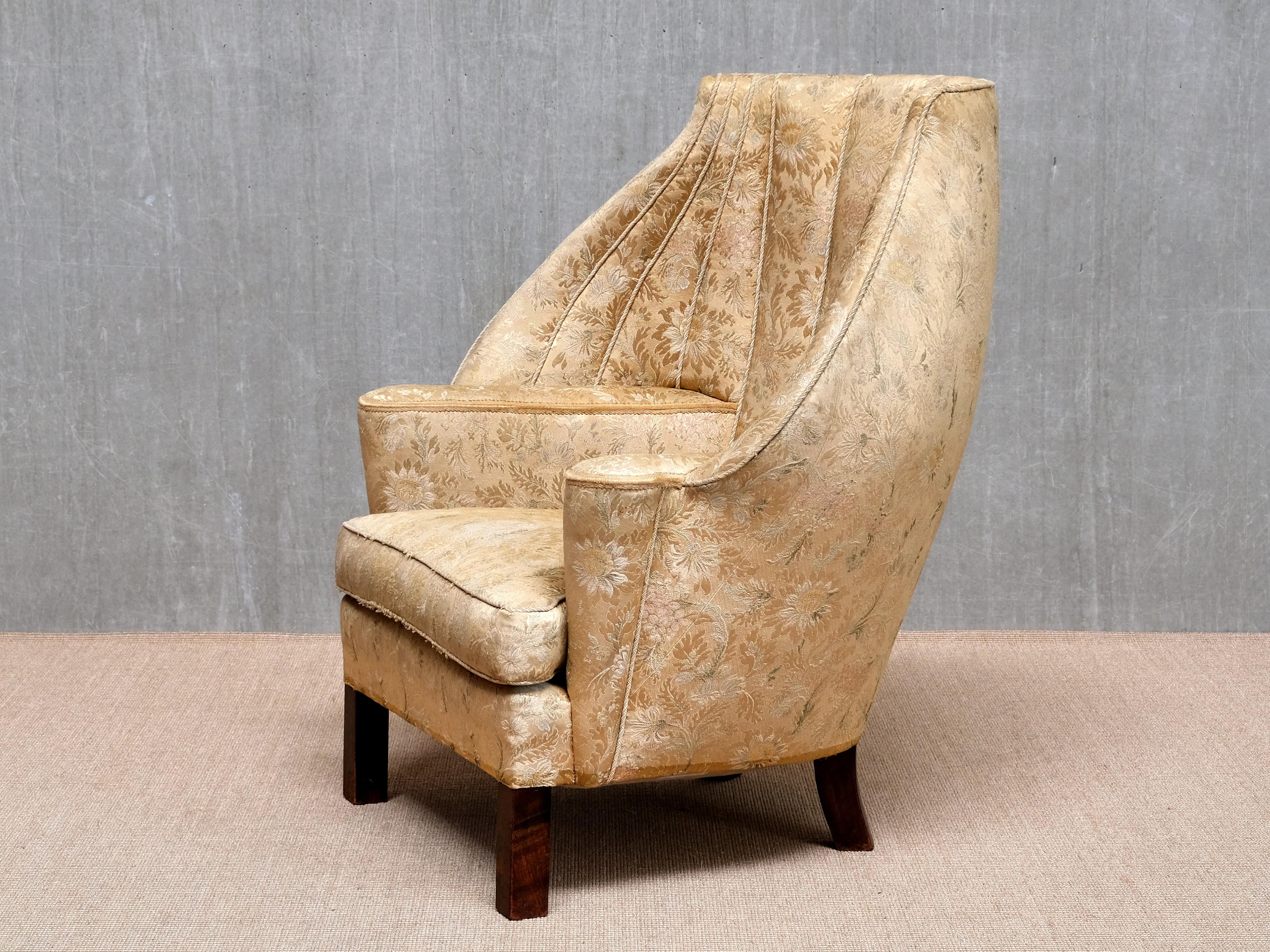 Exceptionnel fauteuil d'ébéniste danois à dossier en damas floral, années 1920 en vente 4