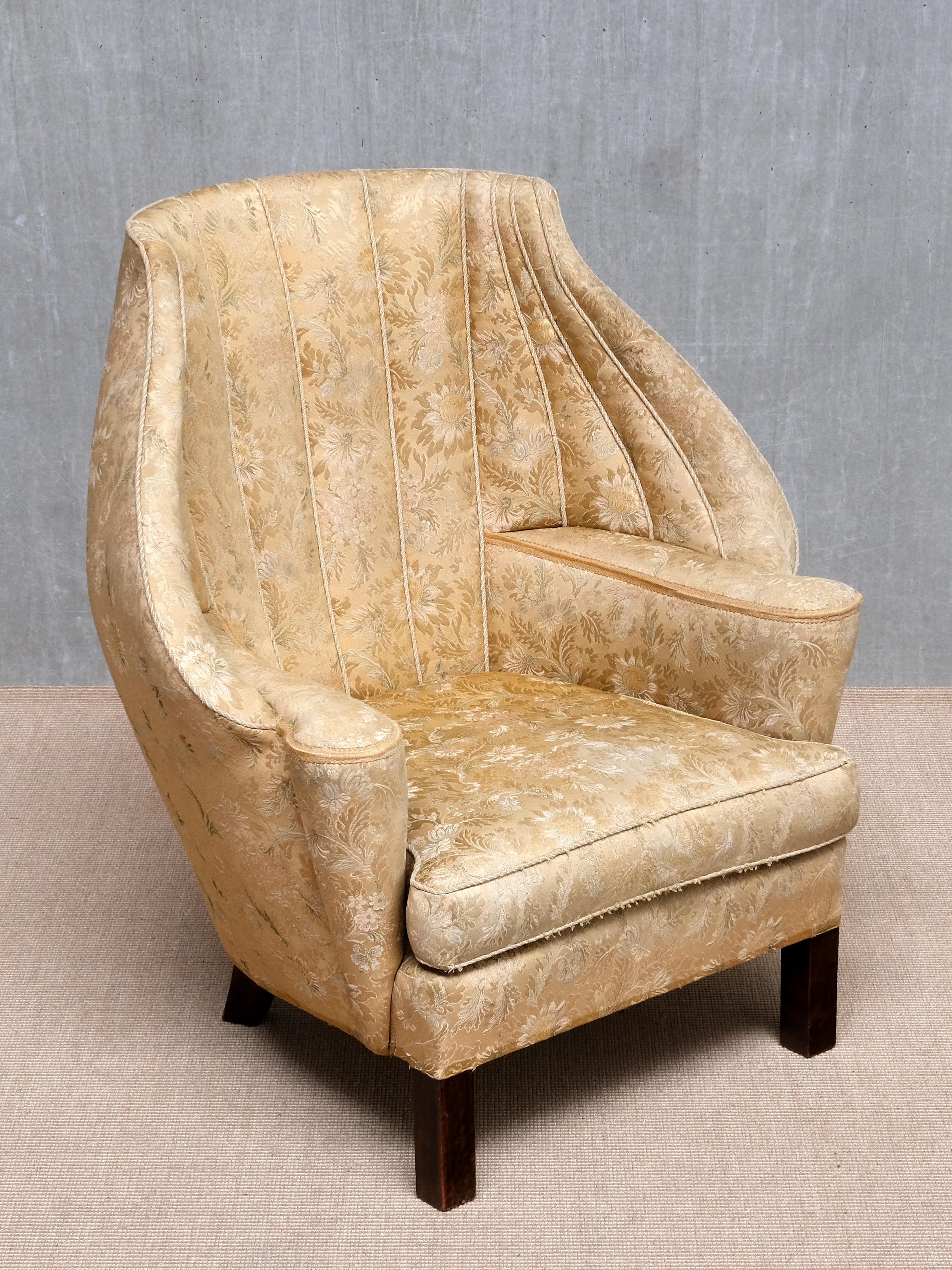 Cette exceptionnelle chaise à oreilles a été conçue et produite par un maître ébéniste au Danemark dans les années 1920. Son design offre une combinaison intrigante de l'ancien style anglais 