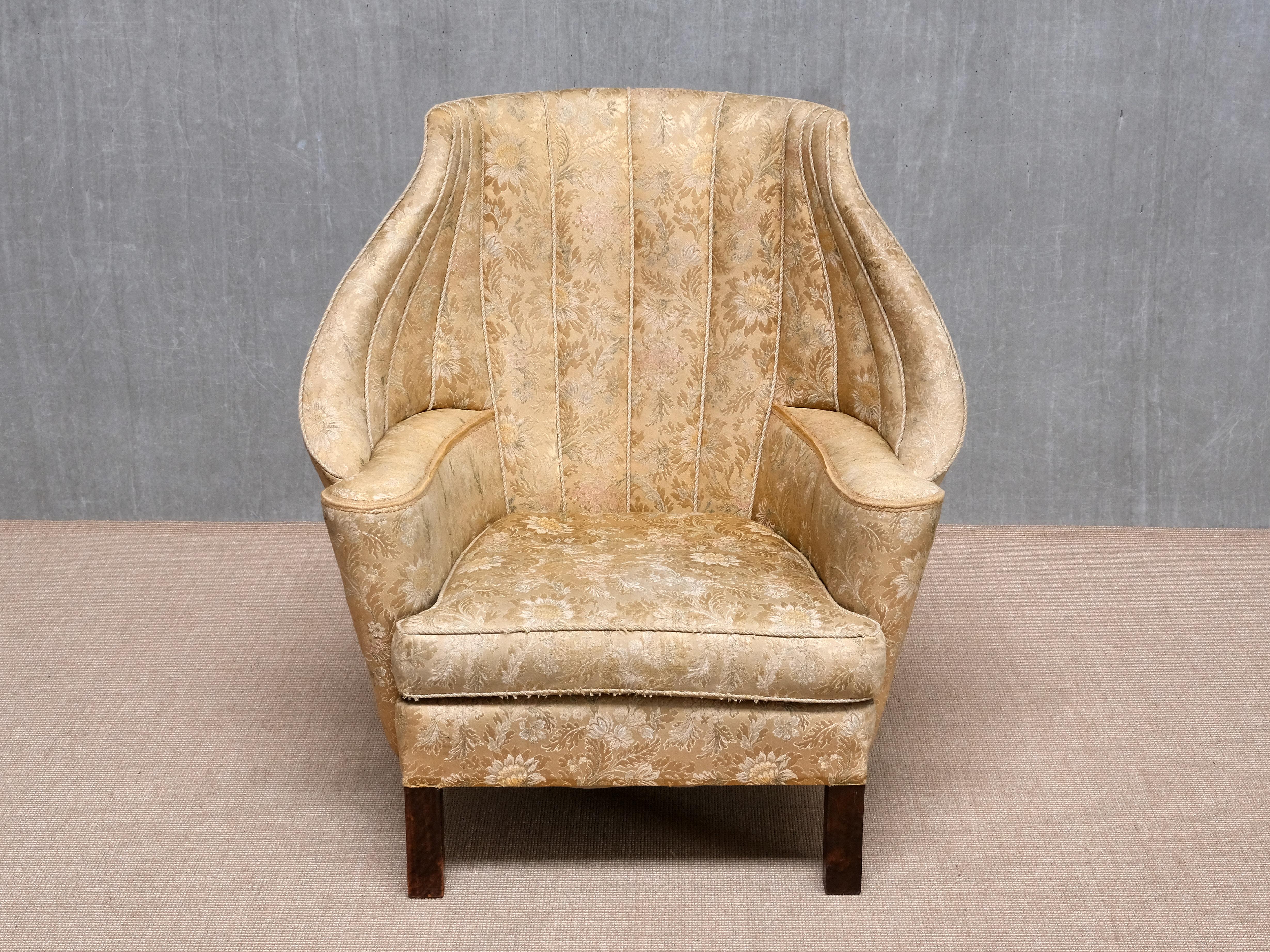 Scandinave moderne Exceptionnel fauteuil d'ébéniste danois à dossier en damas floral, années 1920 en vente
