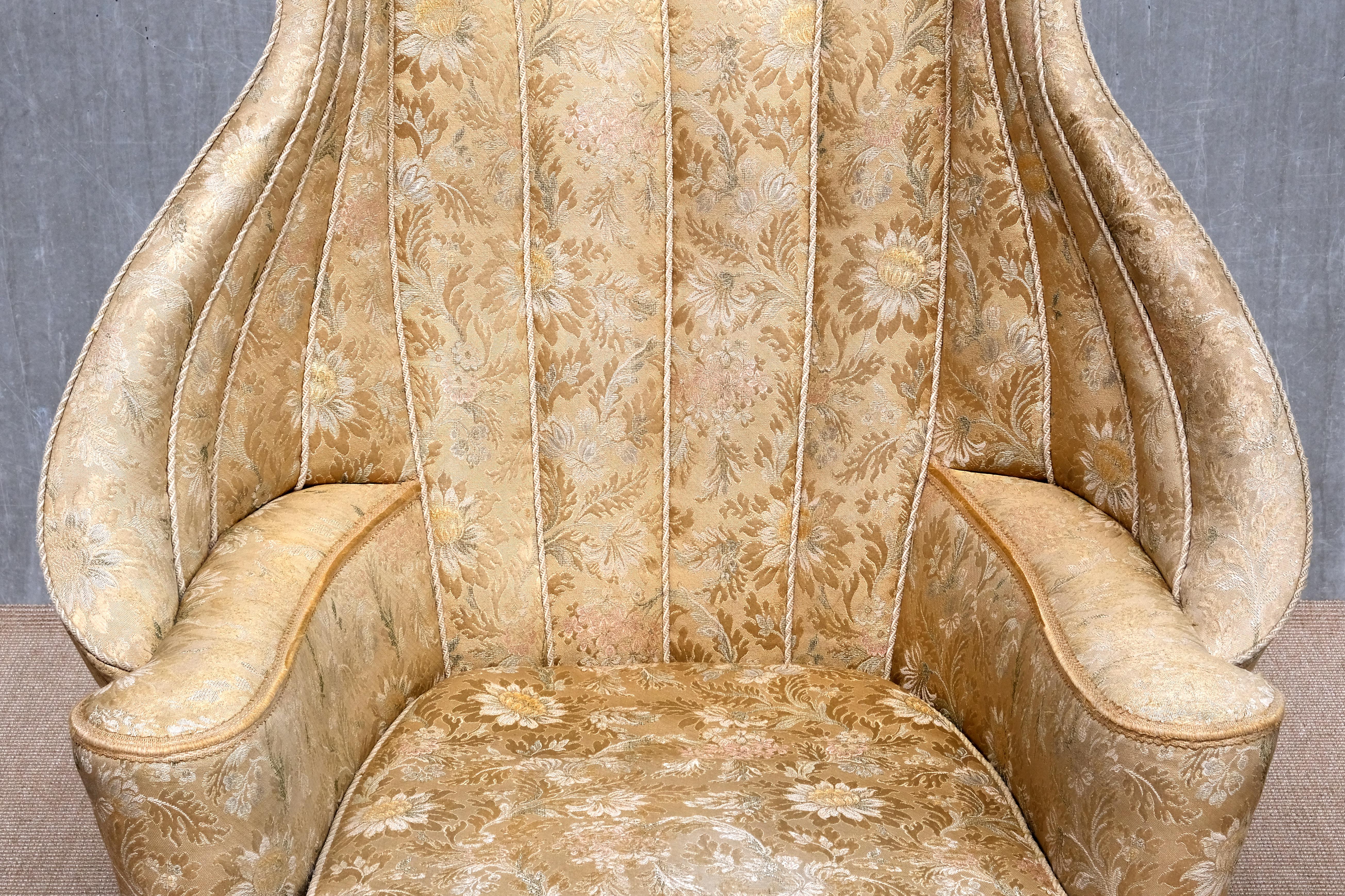 Danois Exceptionnel fauteuil d'ébéniste danois à dossier en damas floral, années 1920 en vente