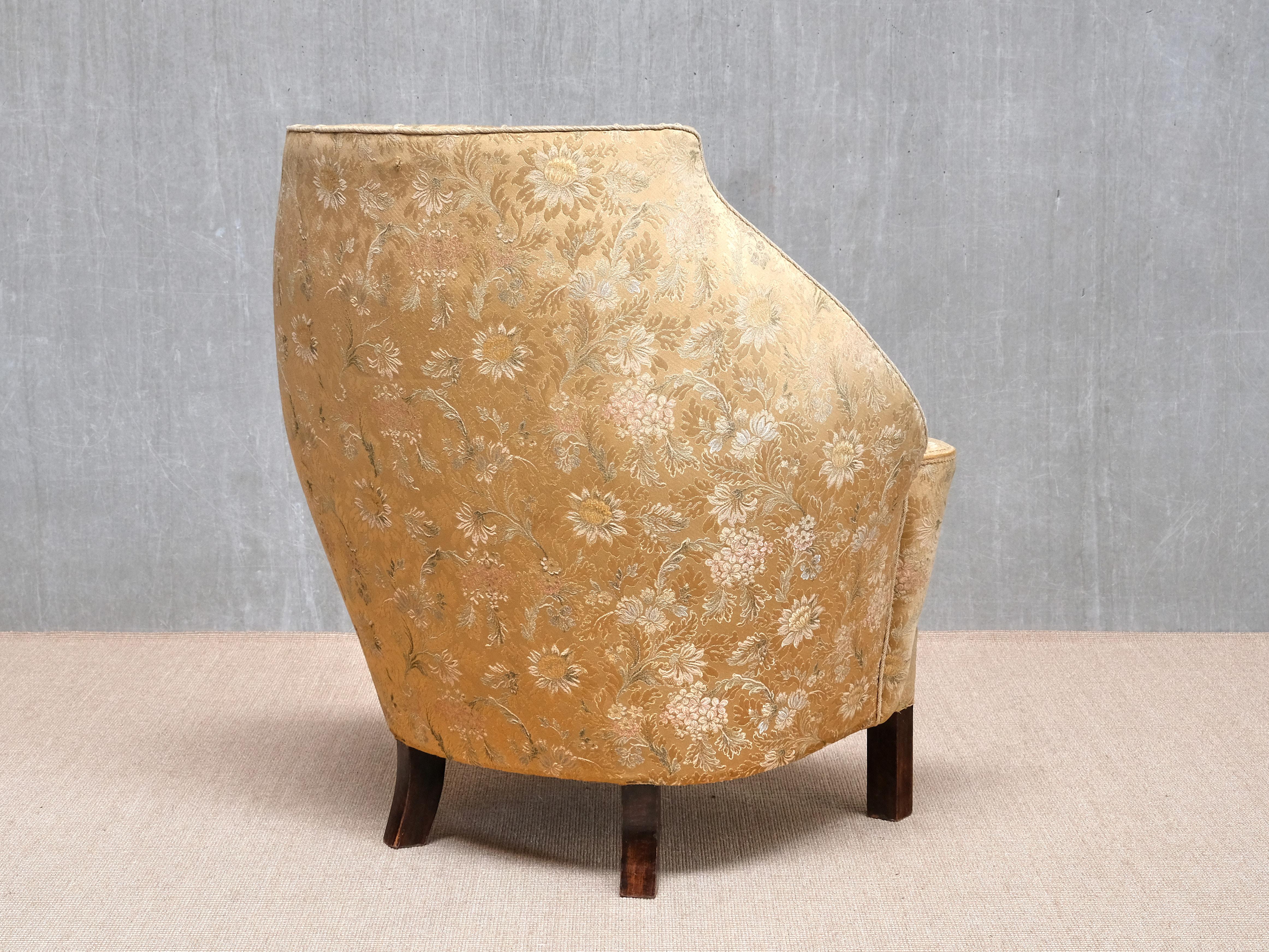 Exceptionnel fauteuil d'ébéniste danois à dossier en damas floral, années 1920 en vente 1