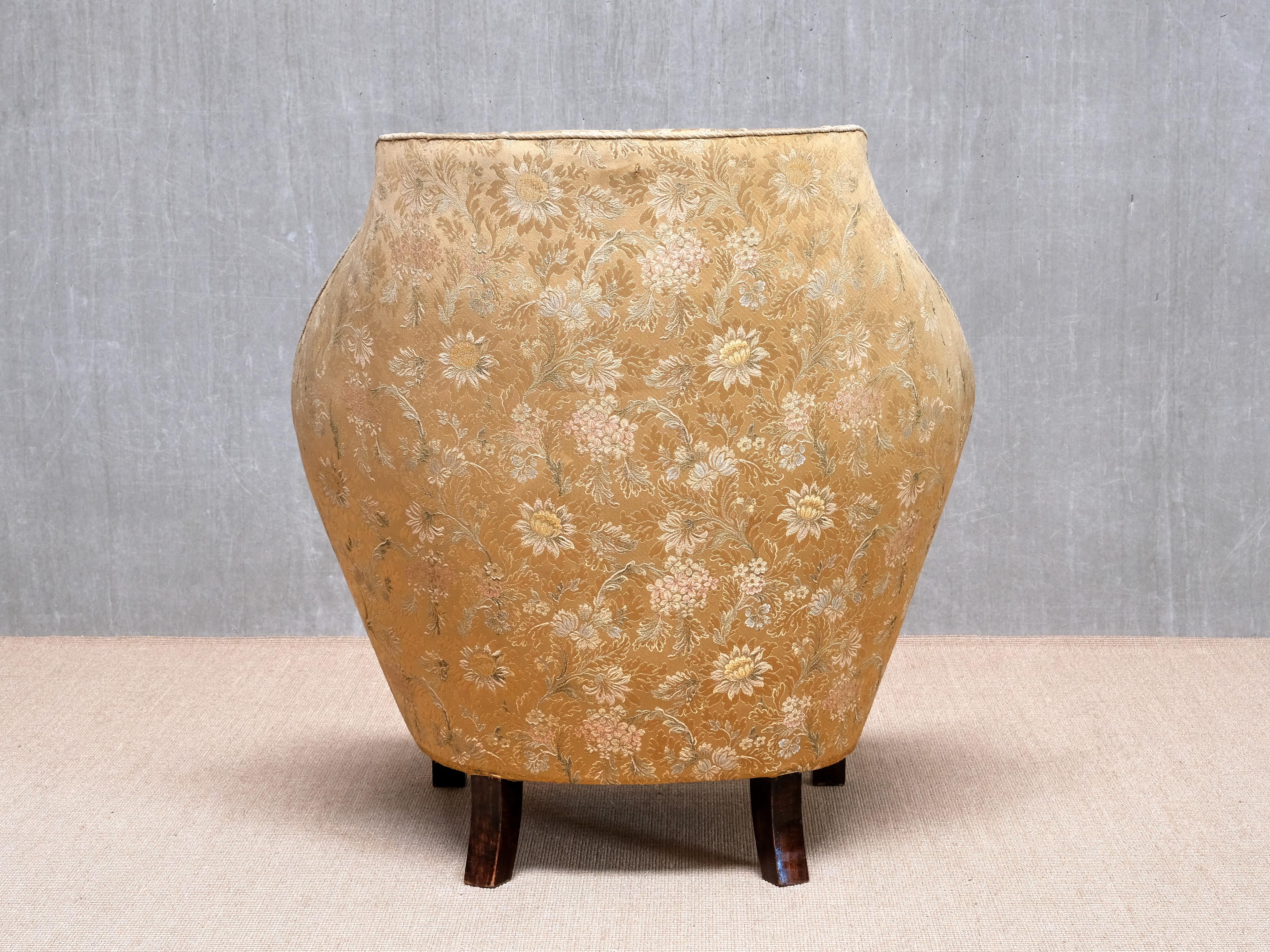 Exceptionnel fauteuil d'ébéniste danois à dossier en damas floral, années 1920 en vente 2