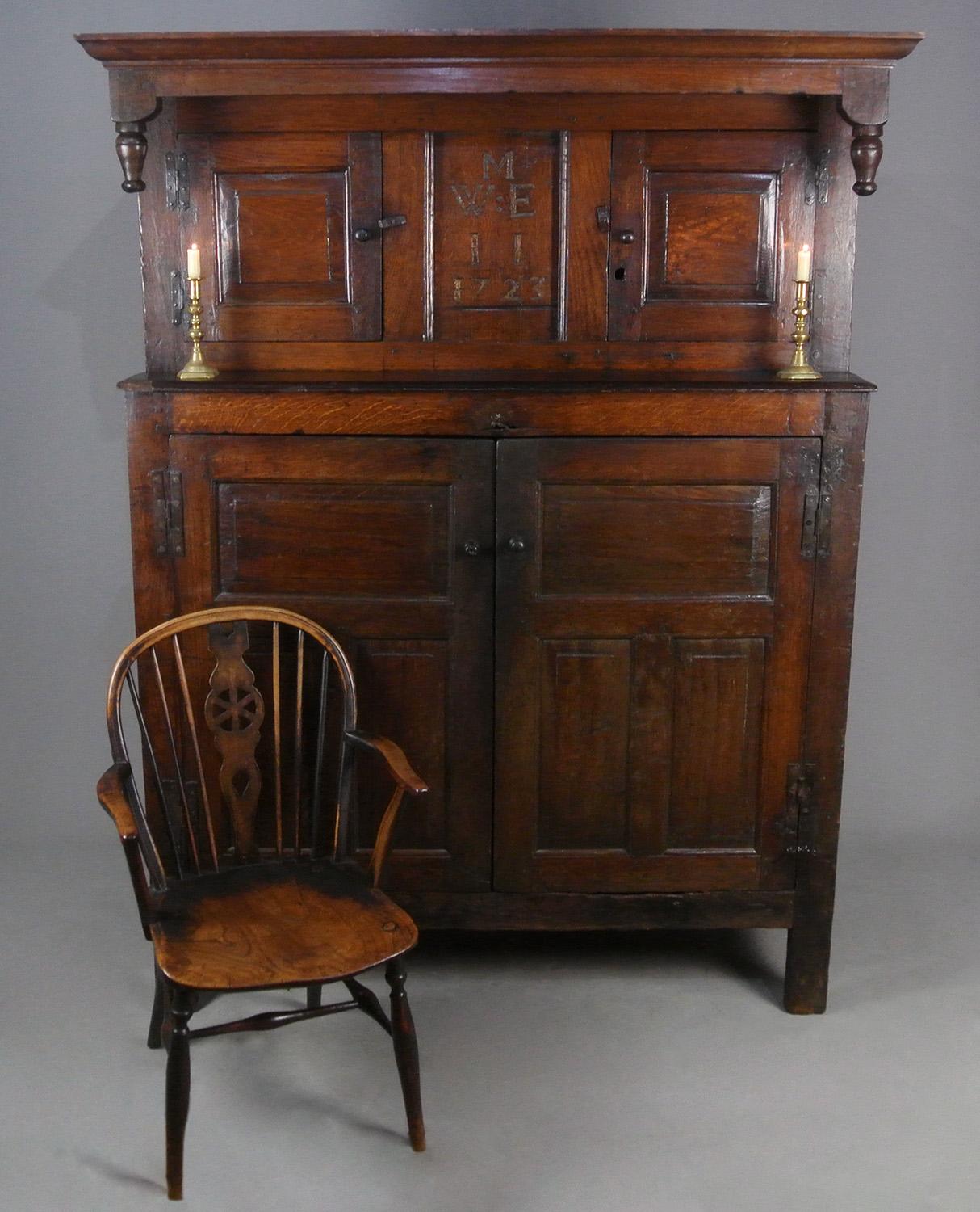 XVIIIe siècle et antérieur Exceptionnelle armoire de presse anglaise en chêne datée avec secrets - 1723 en vente
