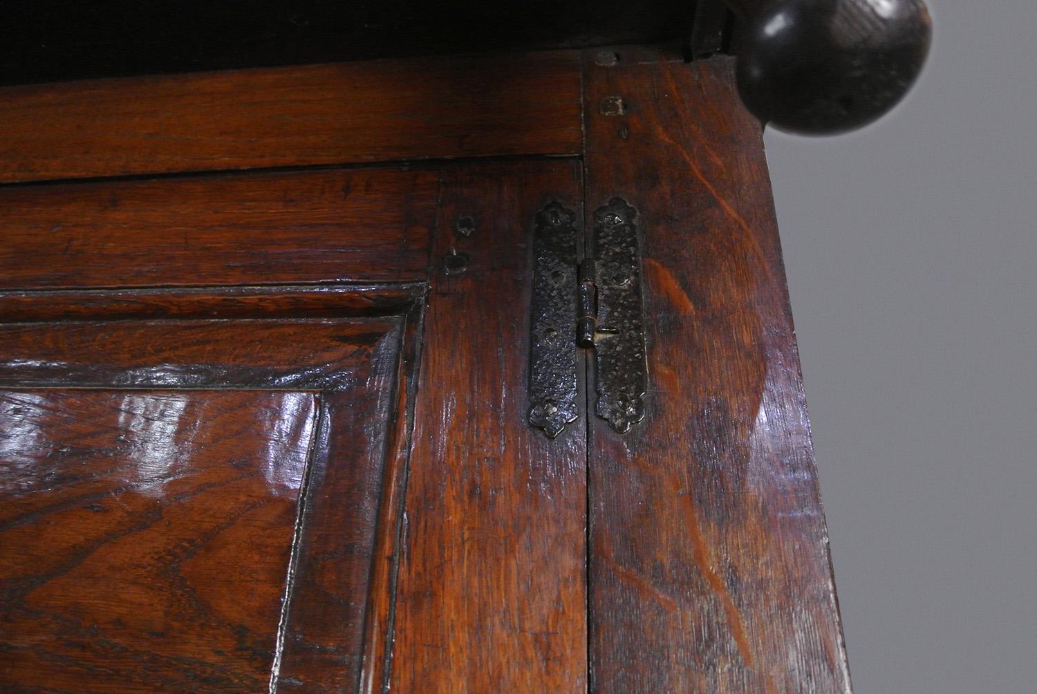 Chêne Exceptionnelle armoire de presse anglaise en chêne datée avec secrets - 1723 en vente