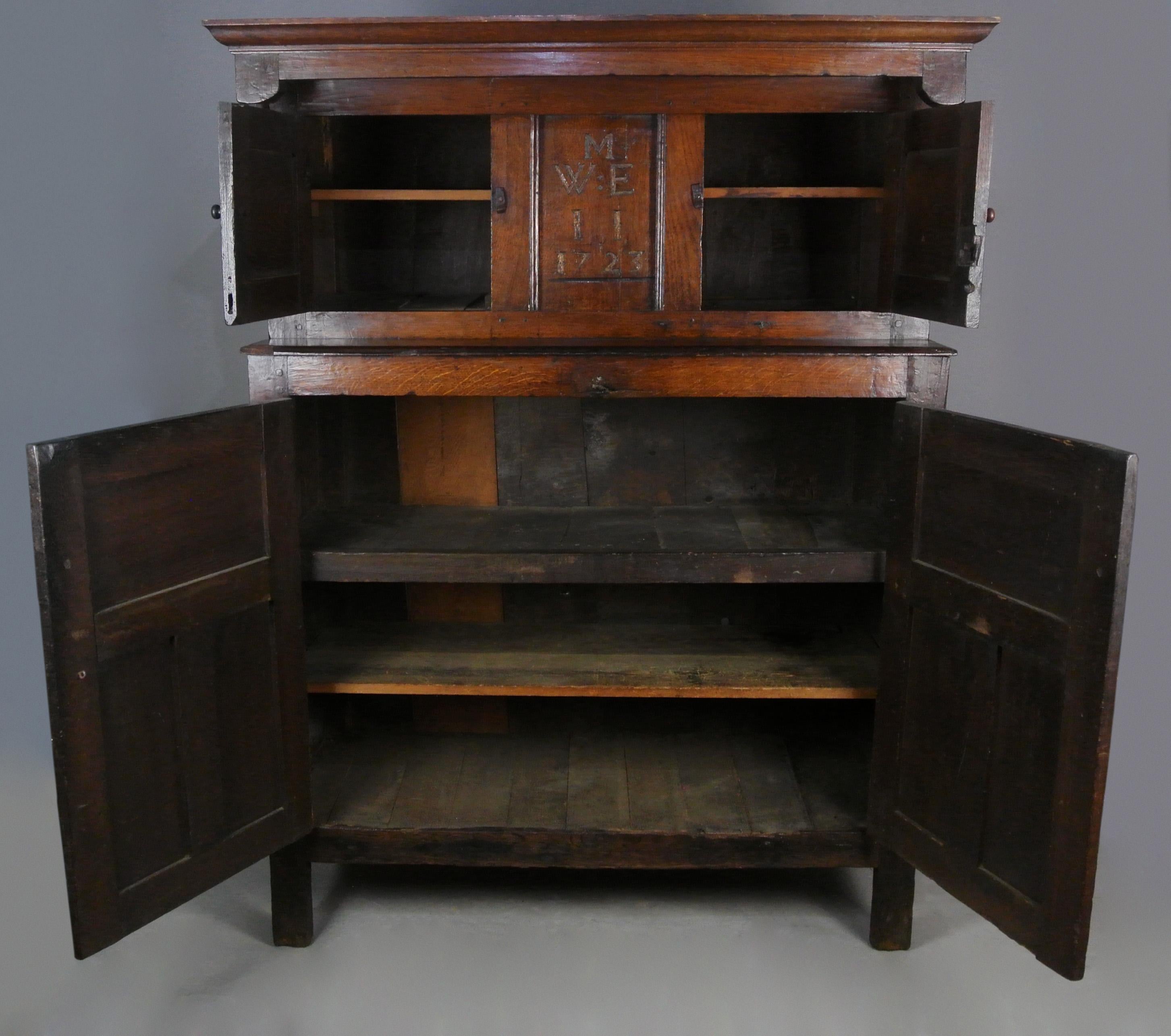 Exceptionnelle armoire de presse anglaise en chêne datée avec secrets - 1723 en vente 1