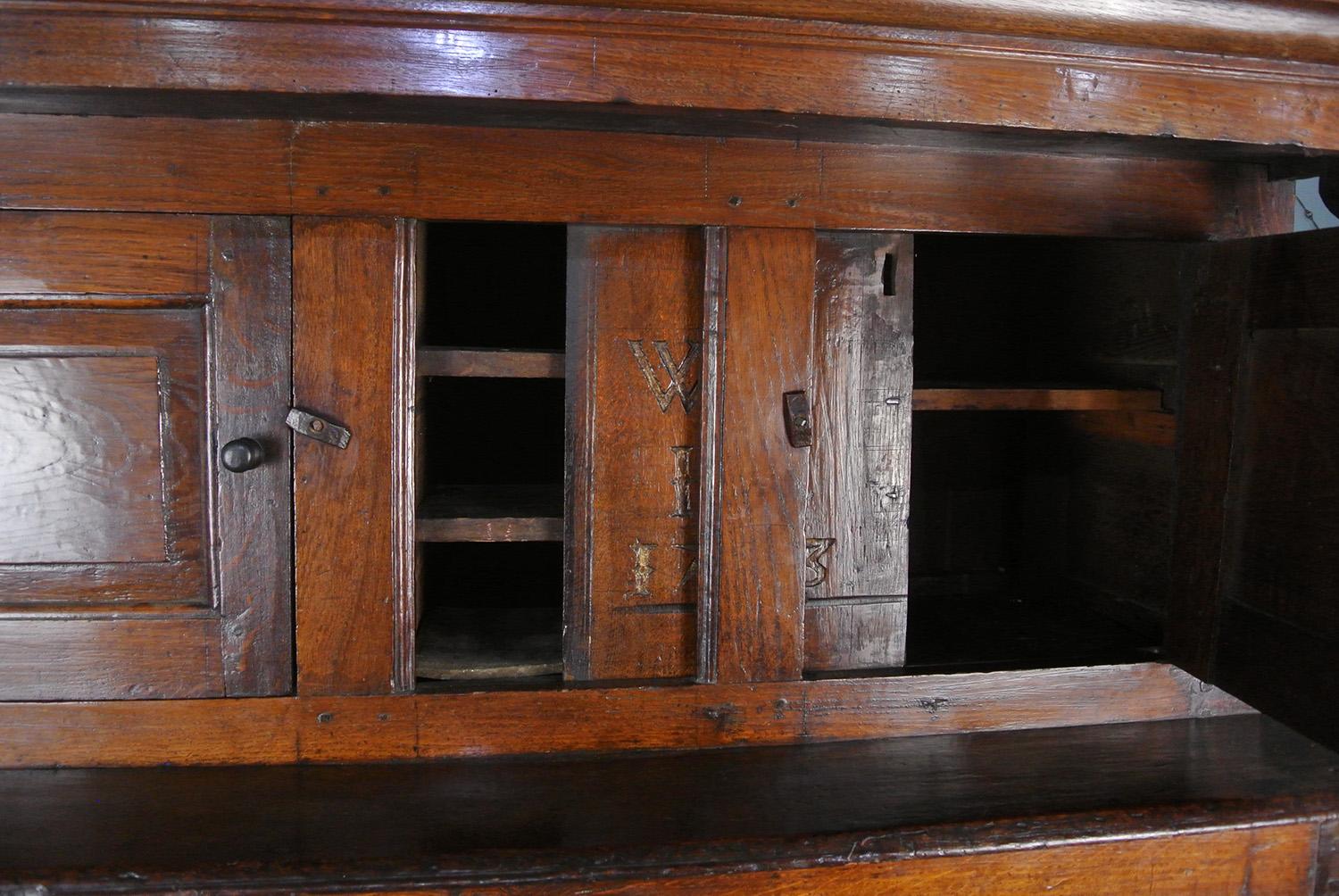 Exceptionnelle armoire de presse anglaise en chêne datée avec secrets - 1723 en vente 3