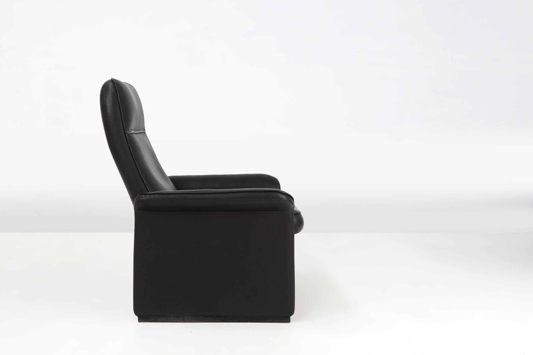 Switzerland / 1980 / arm chair / De Sede DS50 / leather / mid-century / vintage

Elegant and extremely comfortable DS-50 arm chair by the Swiss brand De Sede produced in the 1980s. This iconic  lounge chair in thick black neck leather has an