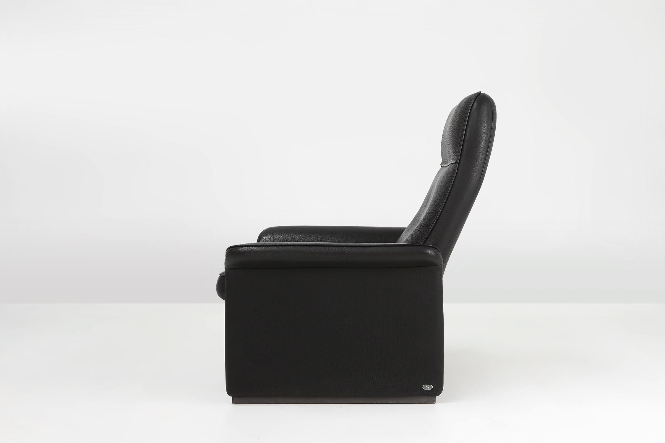 Switzerland / 1980 / arm chair / De Sede DS50 / leather / mid-century / vintage

Elegant and extremely comfortable DS-50 arm chair by the Swiss brand De Sede produced in the 1980s. This iconic  lounge chair in thick black neck leather has an
