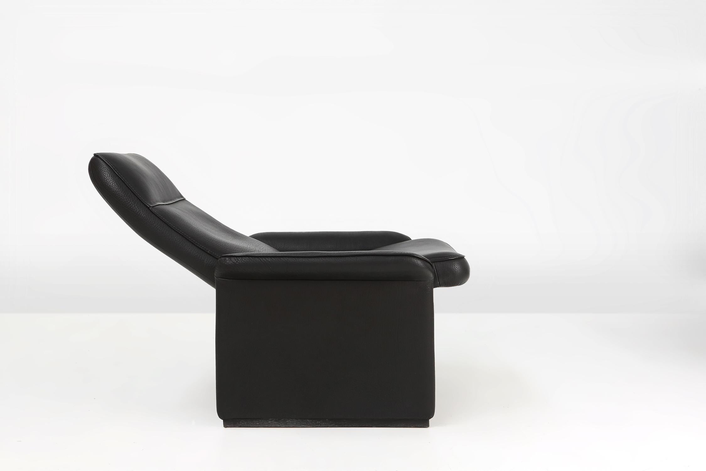 Mid-Century Modern Exceptional De Sede DS50 lounge chair in black leather, Switzerland ca. 1980 For Sale