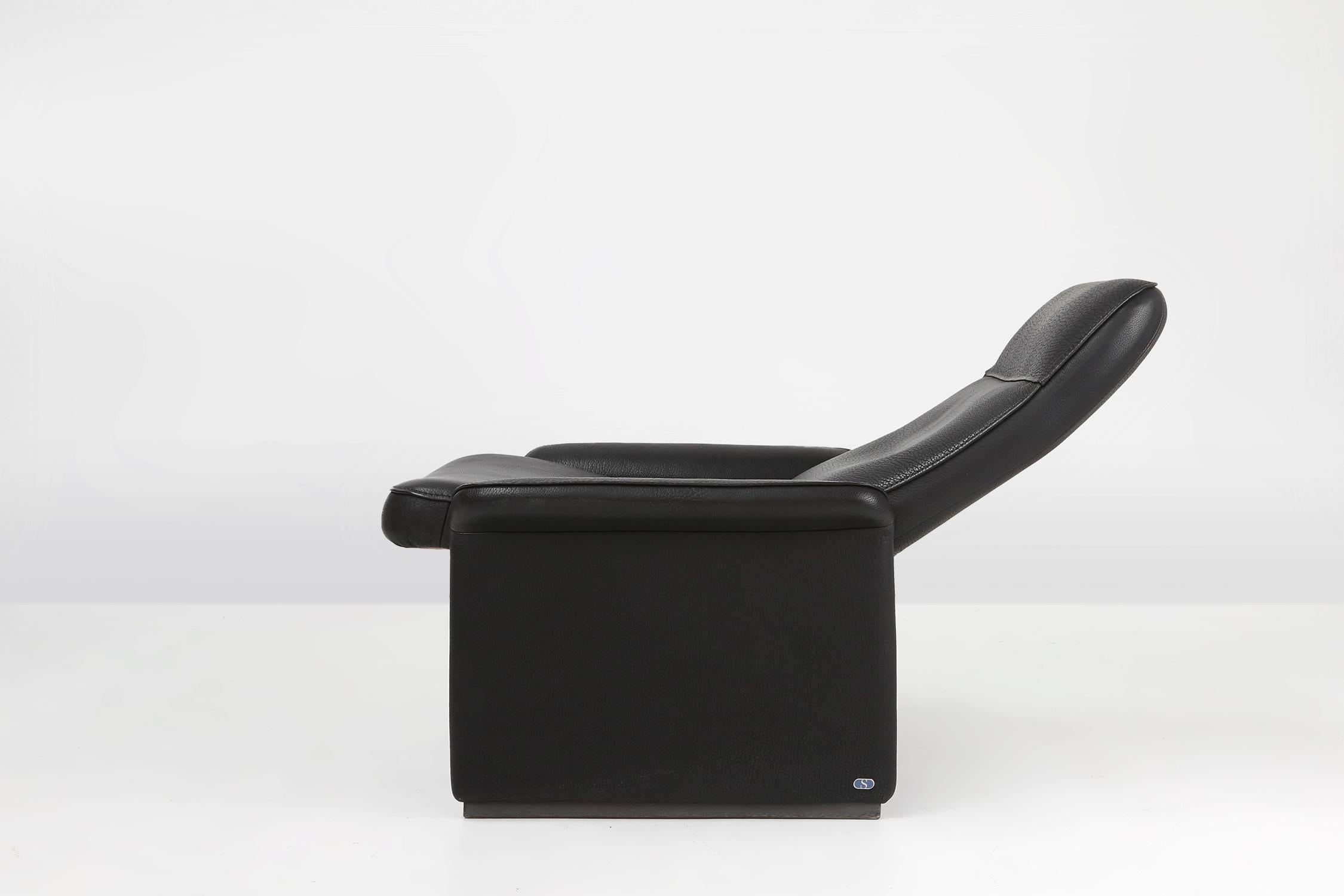 Mid-Century Modern Exceptional De Sede DS50 lounge chair in black leather, Switzerland ca. 1980 For Sale
