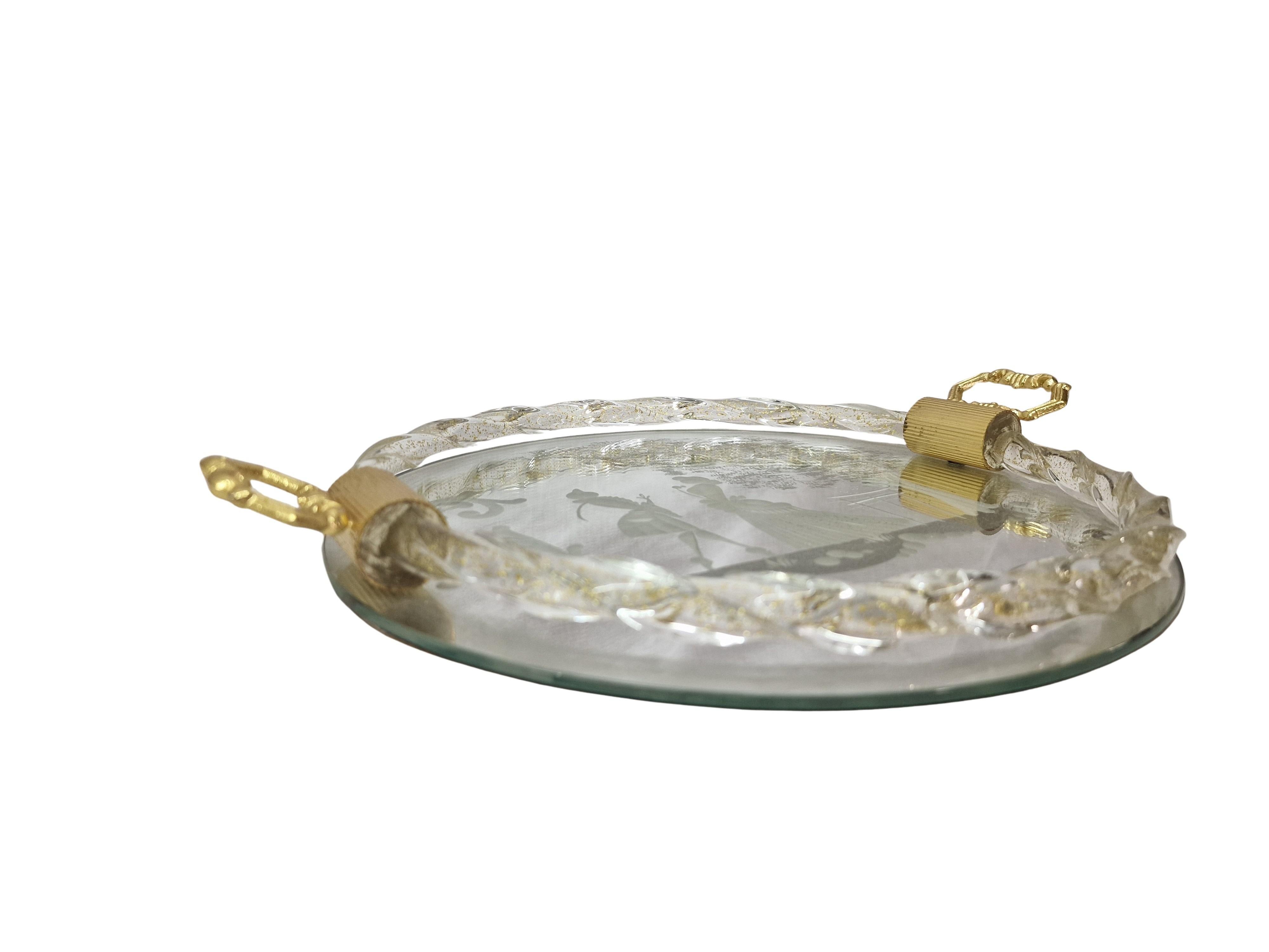 Un magnifique plateau de service exceptionnellement décoratif provenant de la célèbre île de Murano (Venise, Italie), où l'on souffle le verre. Fabriqué dans les années 1970.

Le plateau est constitué d'une planche en bois sur laquelle est fixé un
