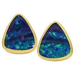 Außergewöhnliche tiefblaue Opal Doublet 22k Gold Handgefertigte Ohrstecker, Petra Class