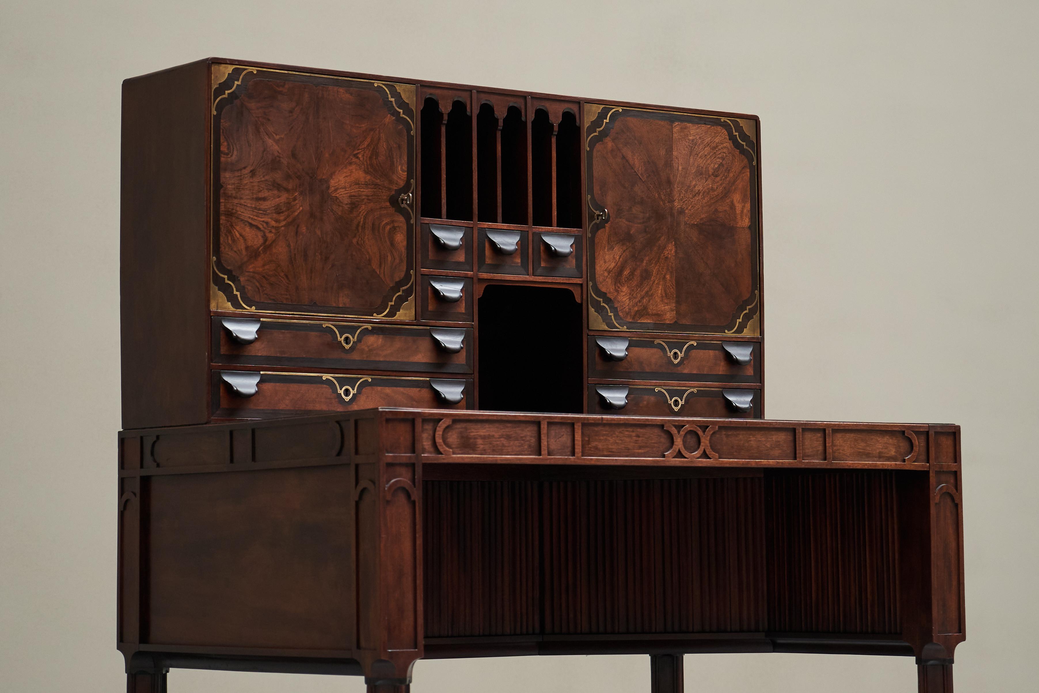 European Exceptional Desk in Mahogany, Walnut, Ebony and Brass Early 20th Century For Sale