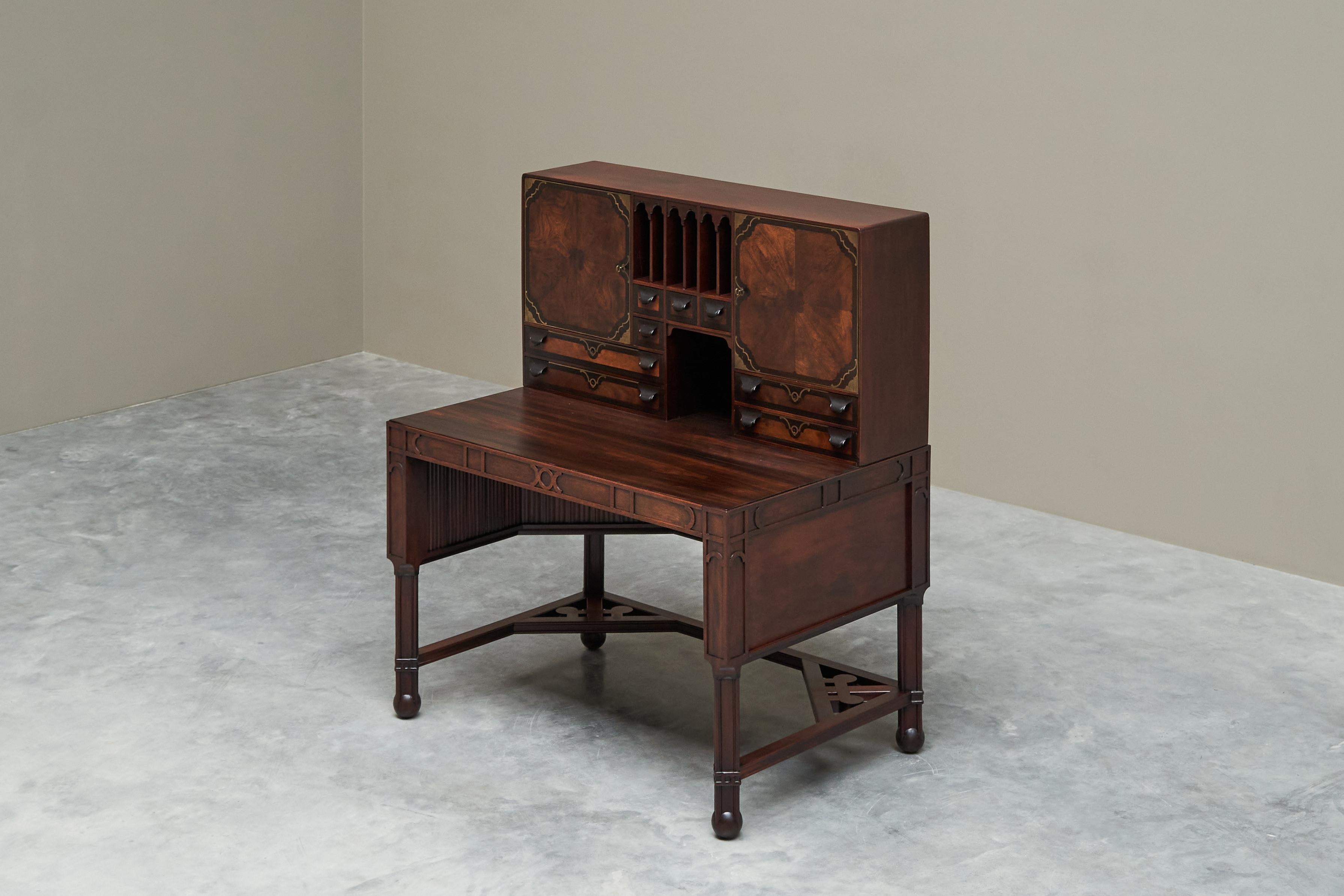 Exceptional Desk in Mahogany, Walnut, Ebony and Brass Early 20th Century In Good Condition For Sale In Meer, VAN