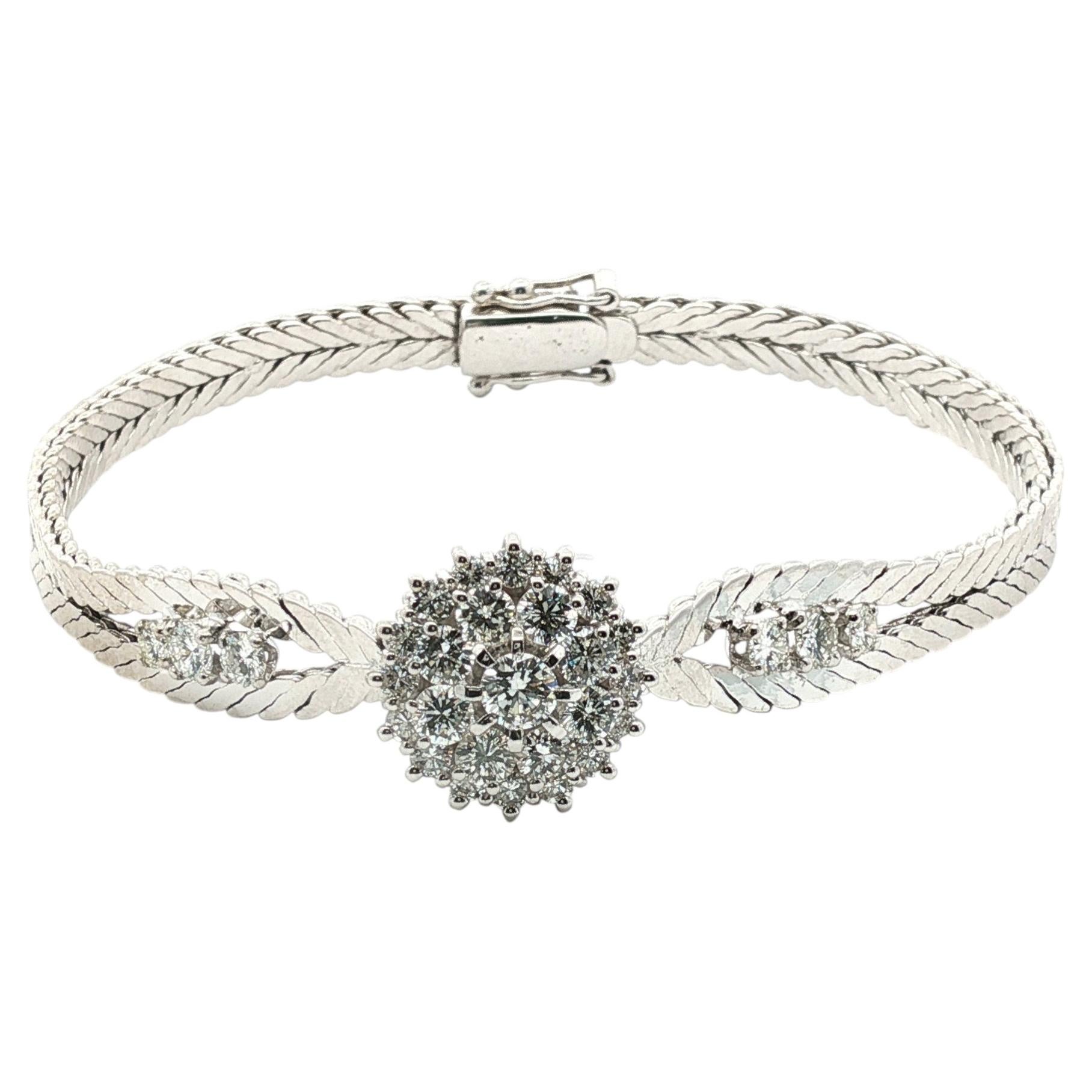 Exceptional diamond bracelet in 18k white gold. For Sale