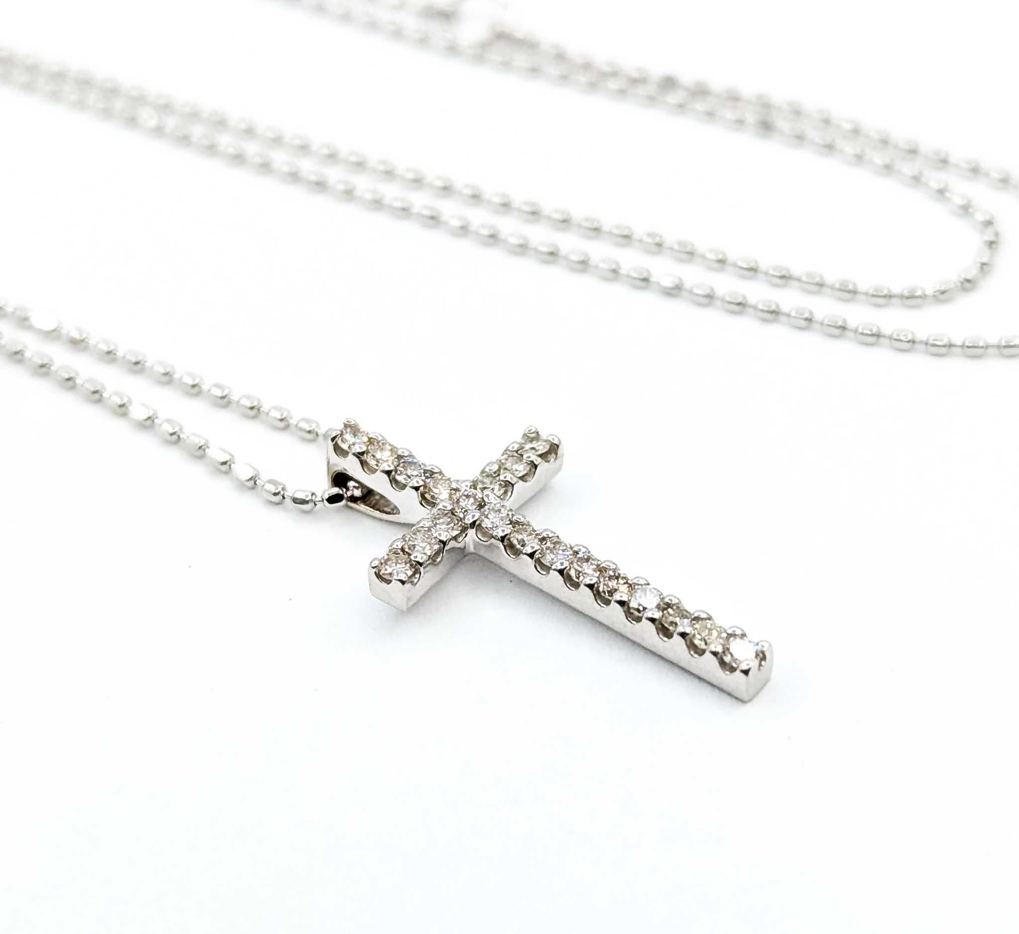 Contemporaneo Eccezionale ciondolo a croce con diamante in oro bianco 18 carati in vendita