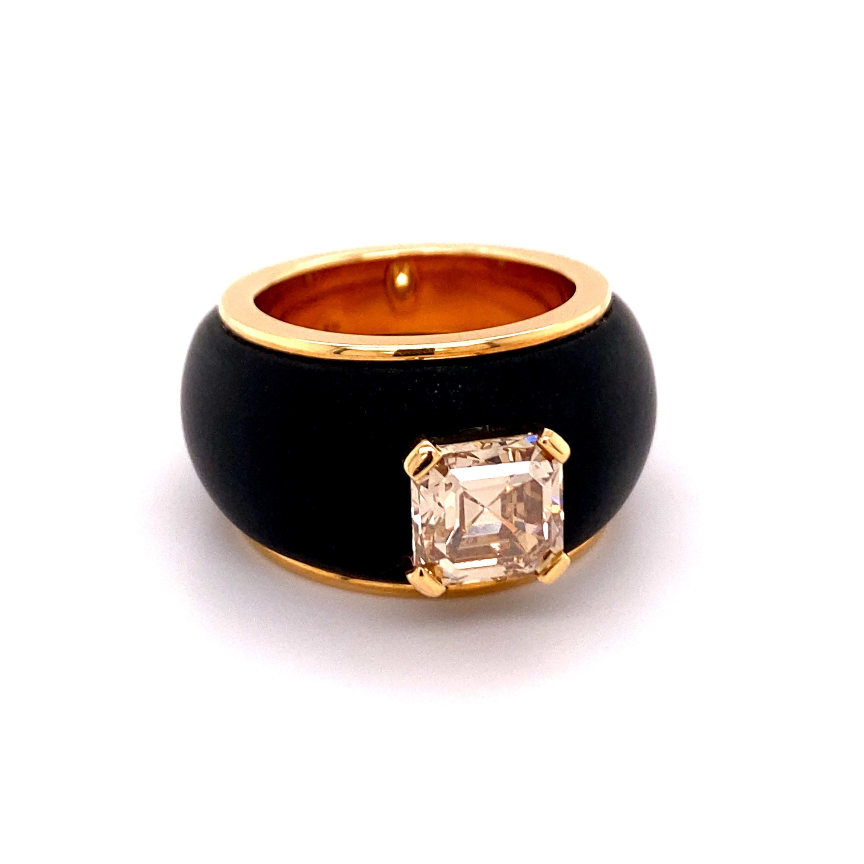 Cette bague séduit par son design simple et moderne.
Le diamant fantaisie brun clair taille Assher, d'un poids de 2,65 ct et de qualité si1, est certifié par l'Institut suisse de gemmologie.
La taille Asscher a été créée en 1902 par le petit-fils de