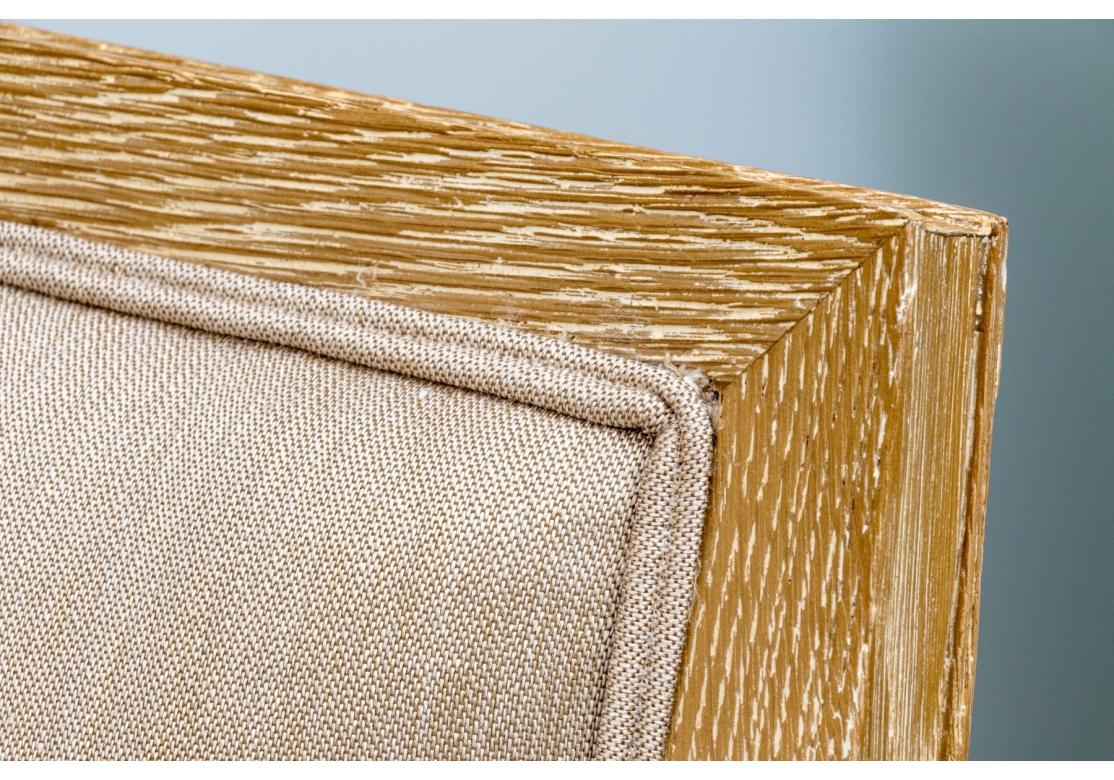 Tissu Exceptionnel canapé de style Directoire en chêne cérusé en vente