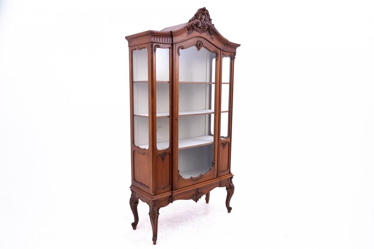 Exceptionnelle vitrine, Europe occidentale, France, vers 1910.

Très bon état, après une rénovation professionnelle.

Bois : noyer

Dimensions : hauteur 219 cm / largeur 115 cm / profondeur 42 cm