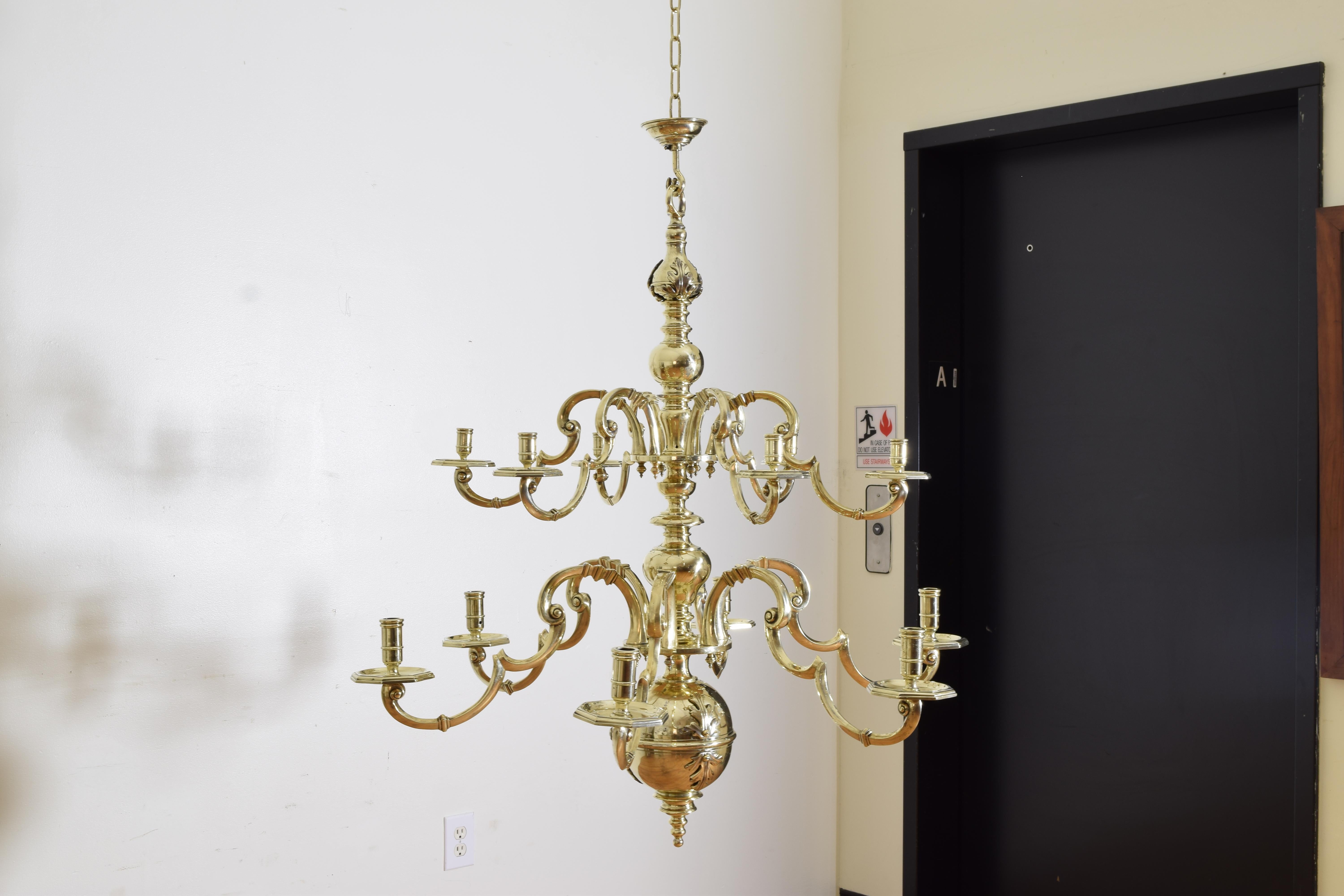 Néo-baroque Exceptionnel lustre de style baroque néerlandais à 2 étages et 12 lumières en laiton, 3rdq 19ème siècle