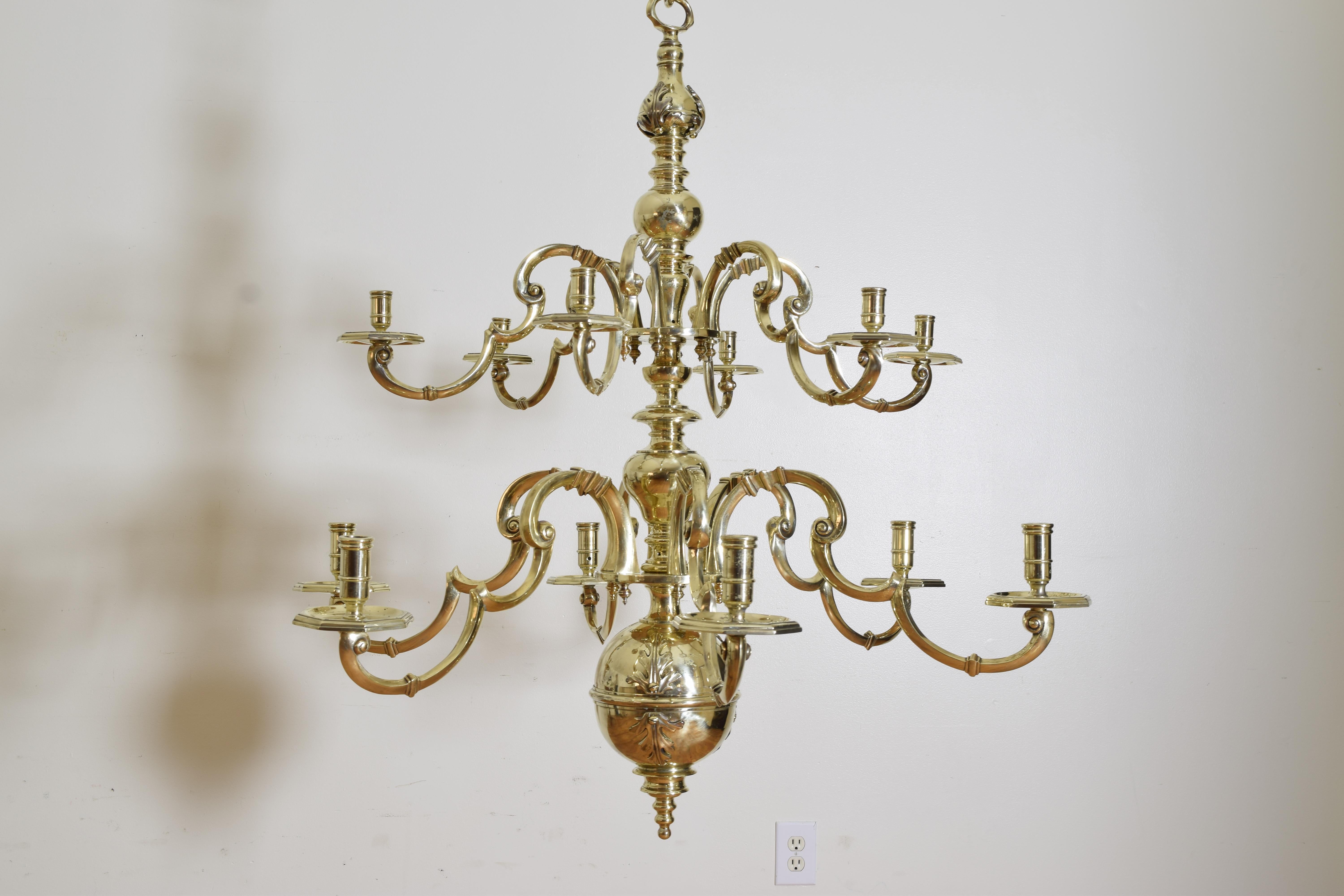 Laiton Exceptionnel lustre de style baroque néerlandais à 2 étages et 12 lumières en laiton, 3rdq 19ème siècle
